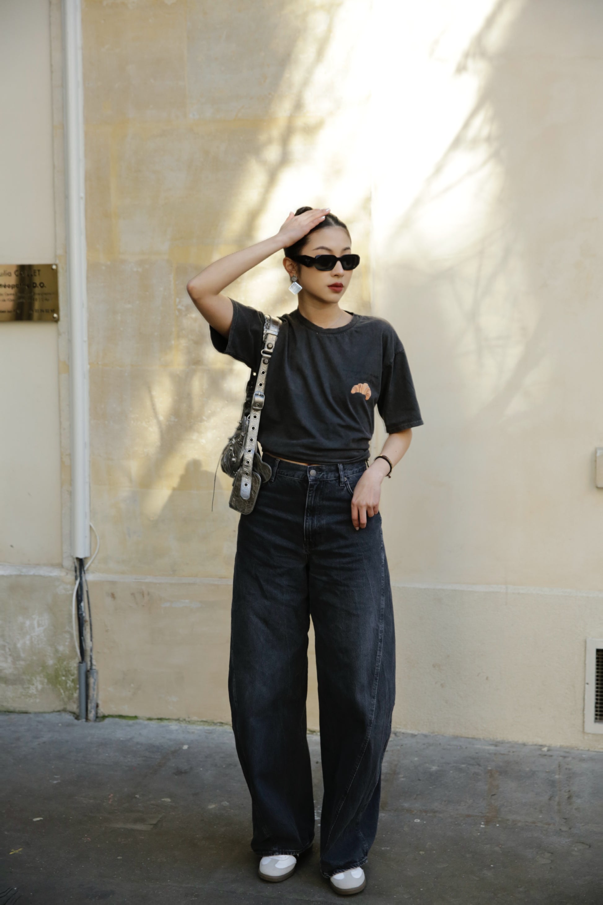 T-shirt oversize avec patch croissant en couleur gris et blanc