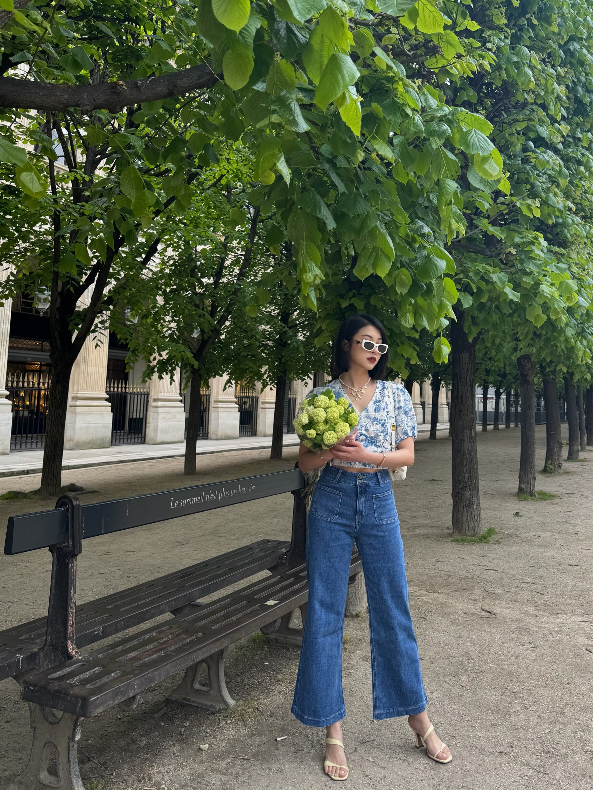 Jean évasé en denim élavé avec double boutons