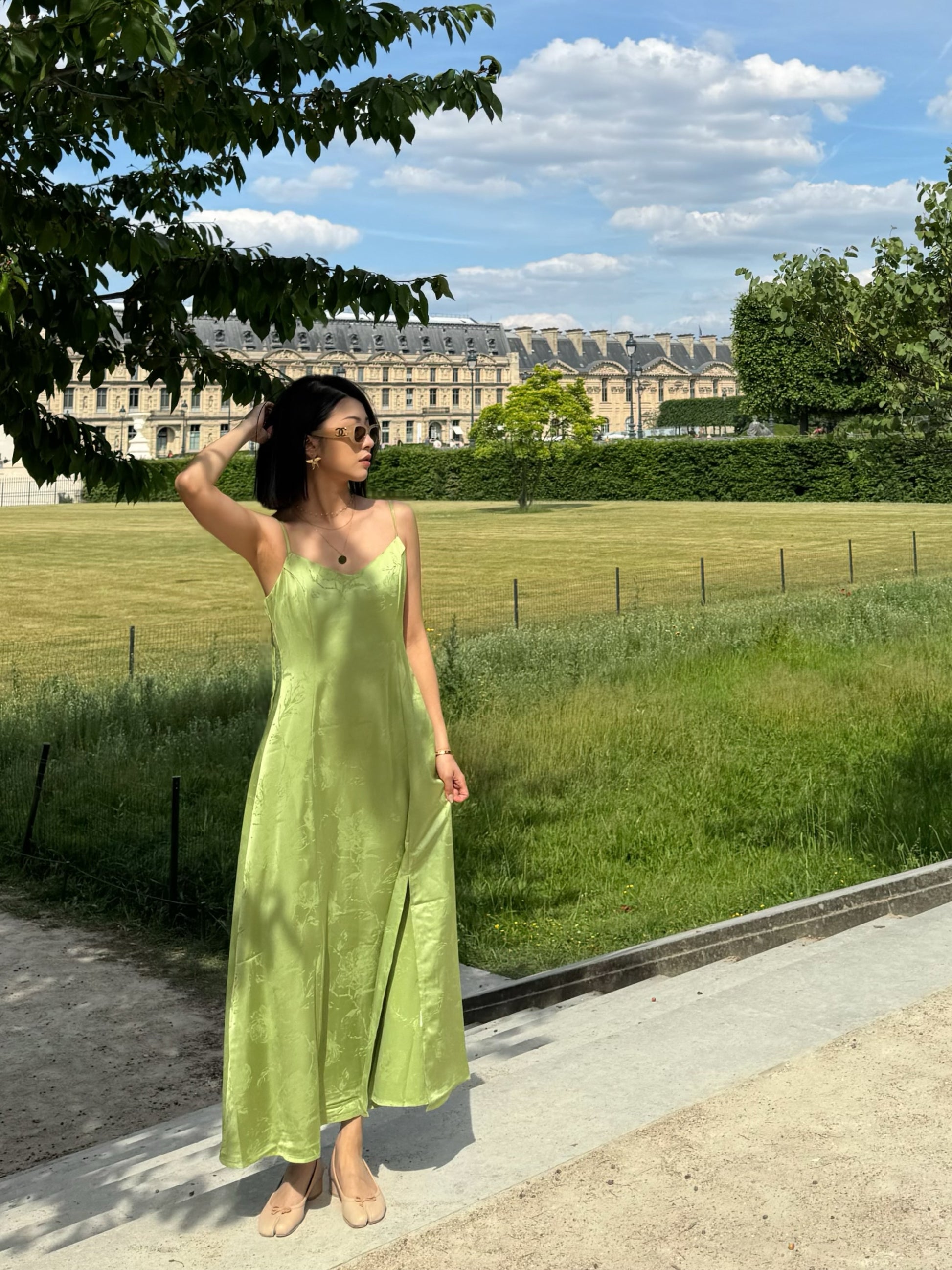 Robe satinée fleurie à bretelles