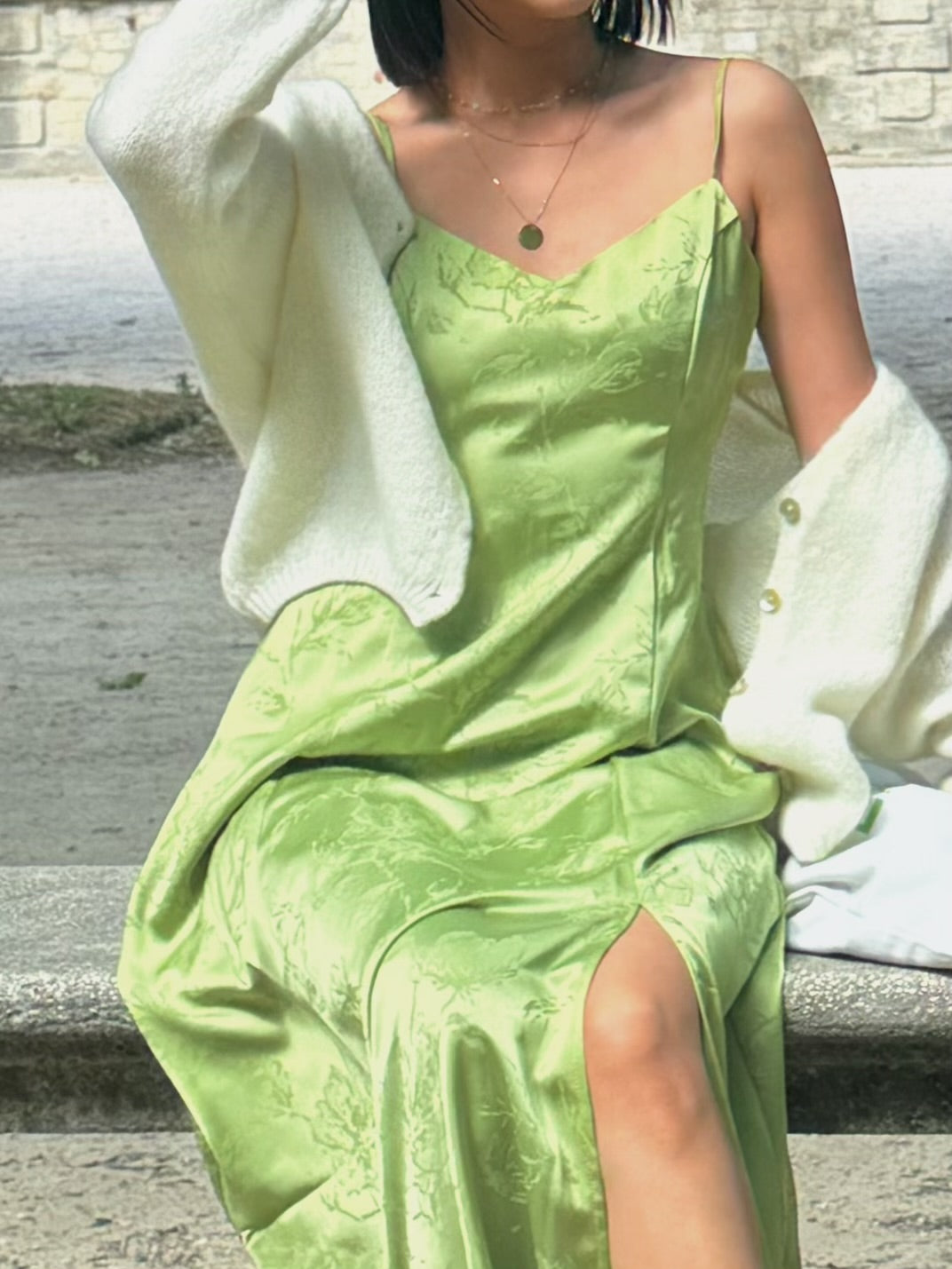 Robe satinée fleurie à bretelles