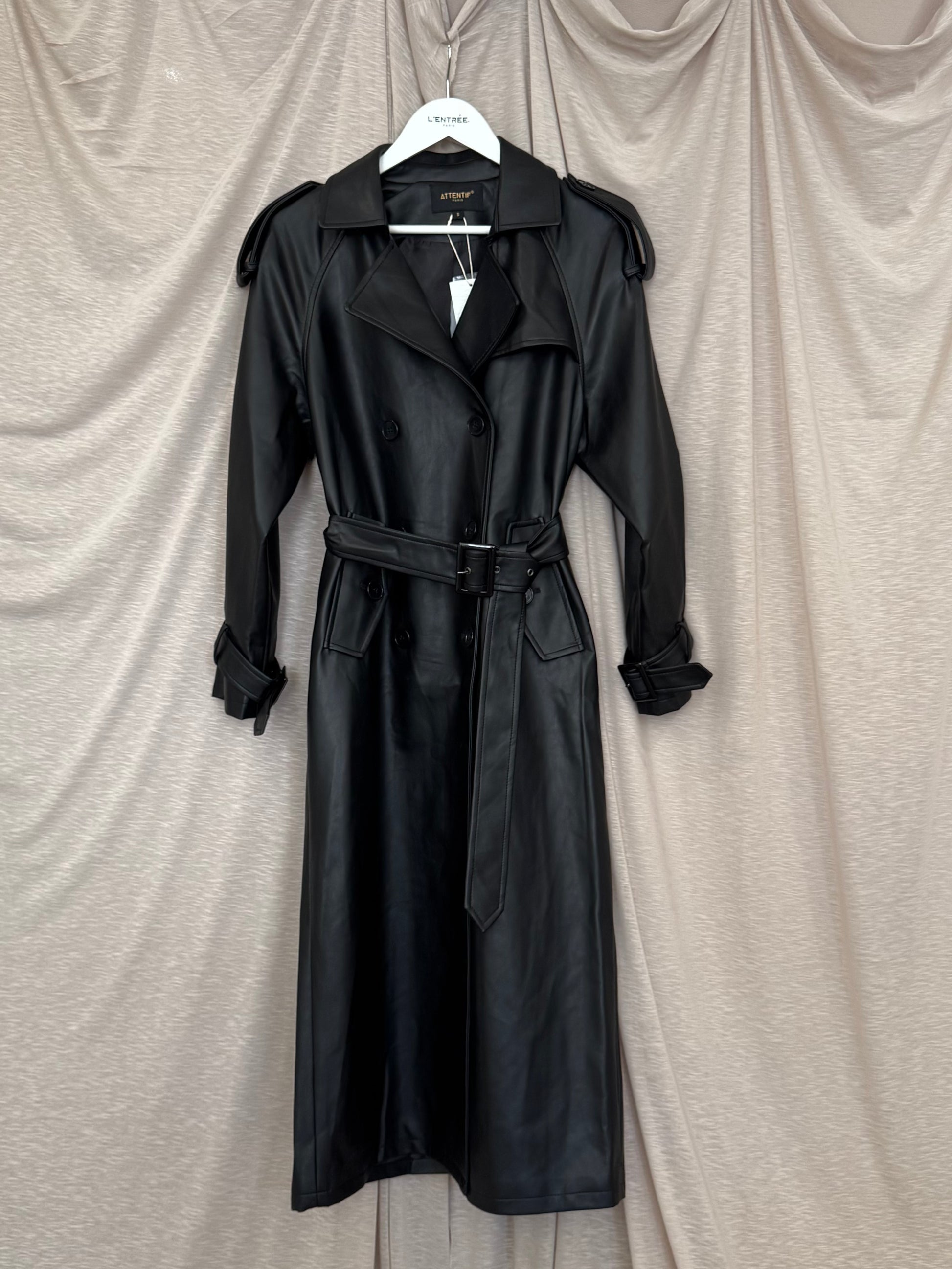 Trench noir en alternative végane au cuir