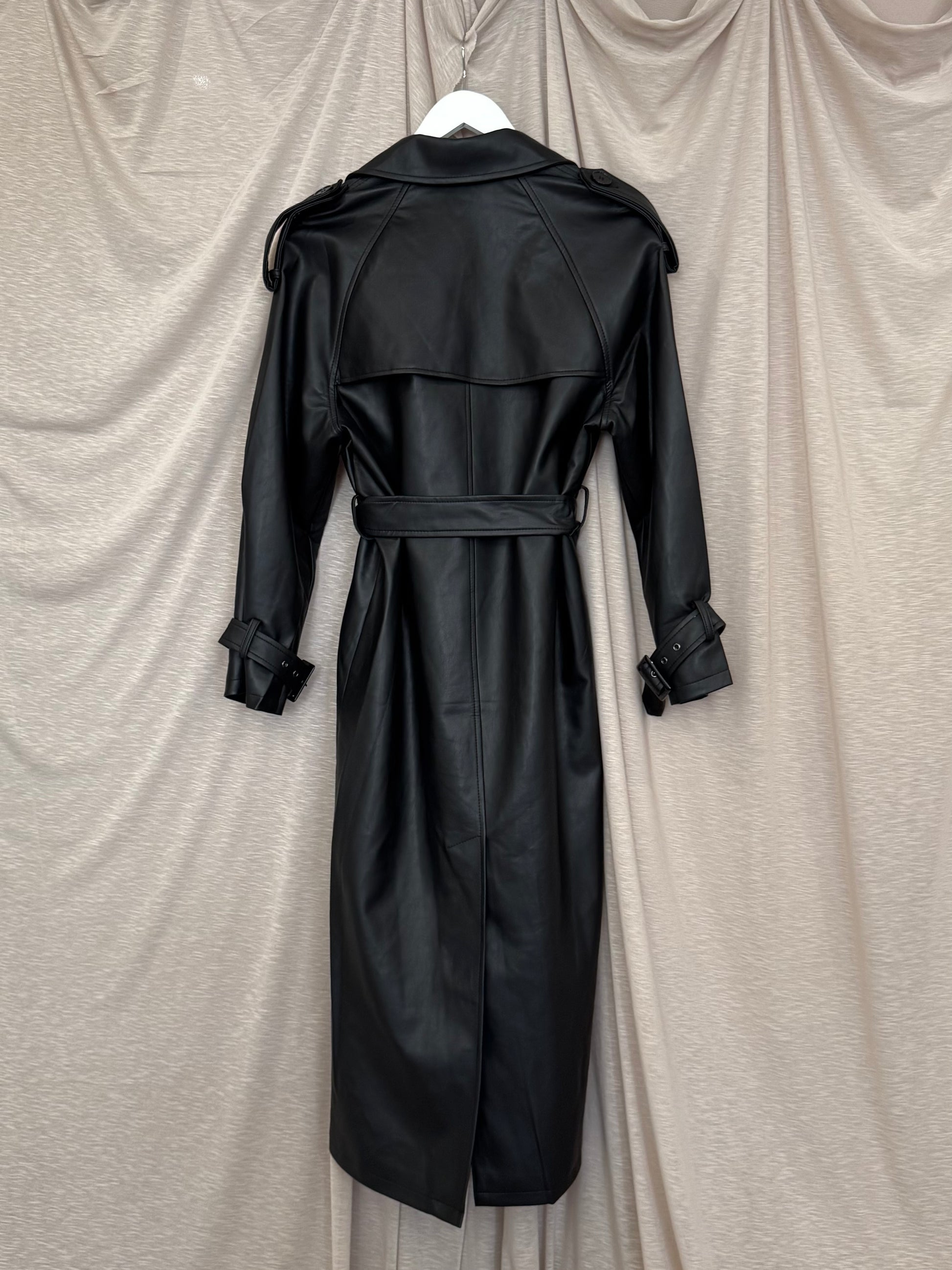 Trench noir en alternative végane au cuir