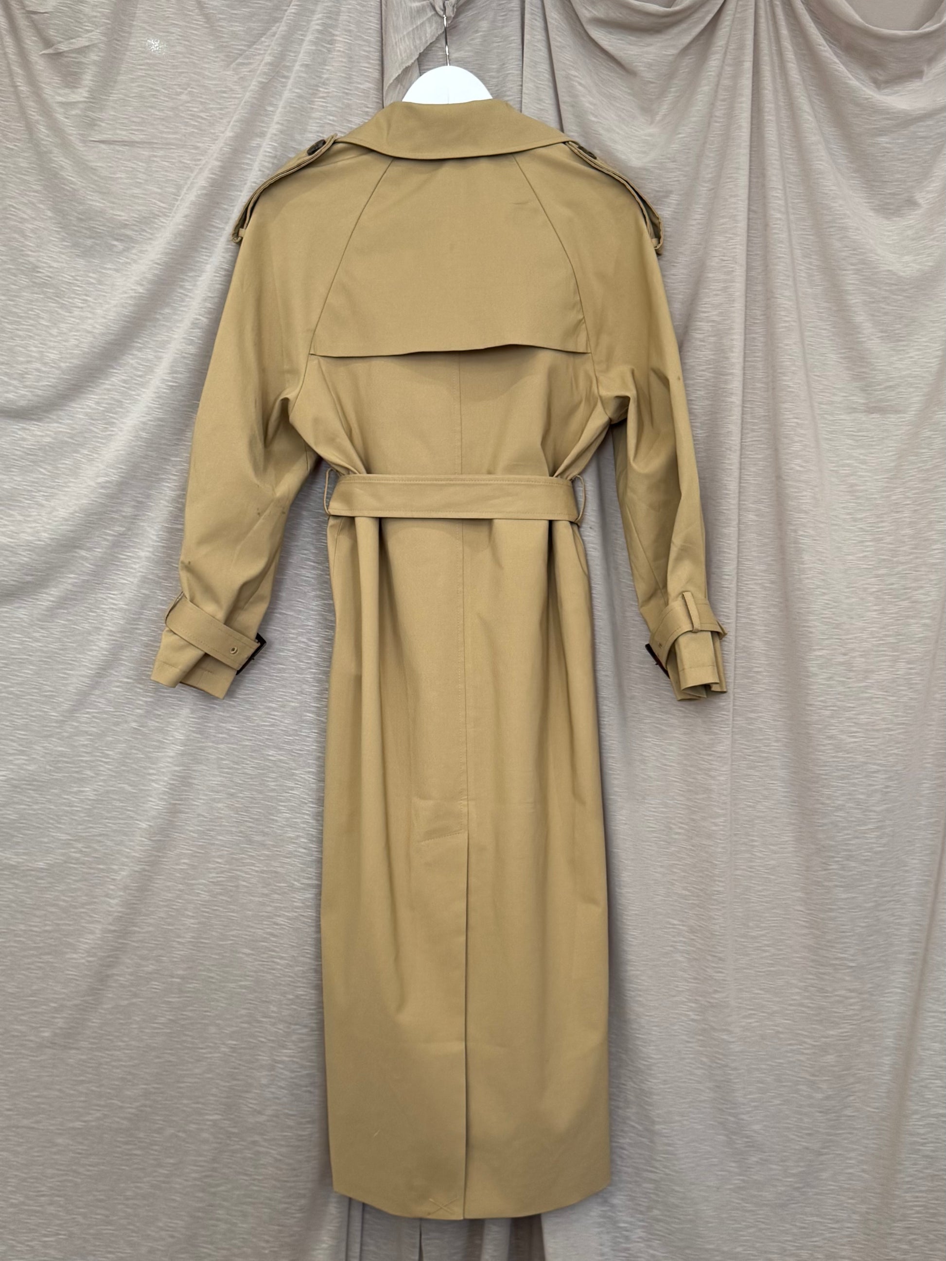 Trench classique beige double boutonnage et épaulettes