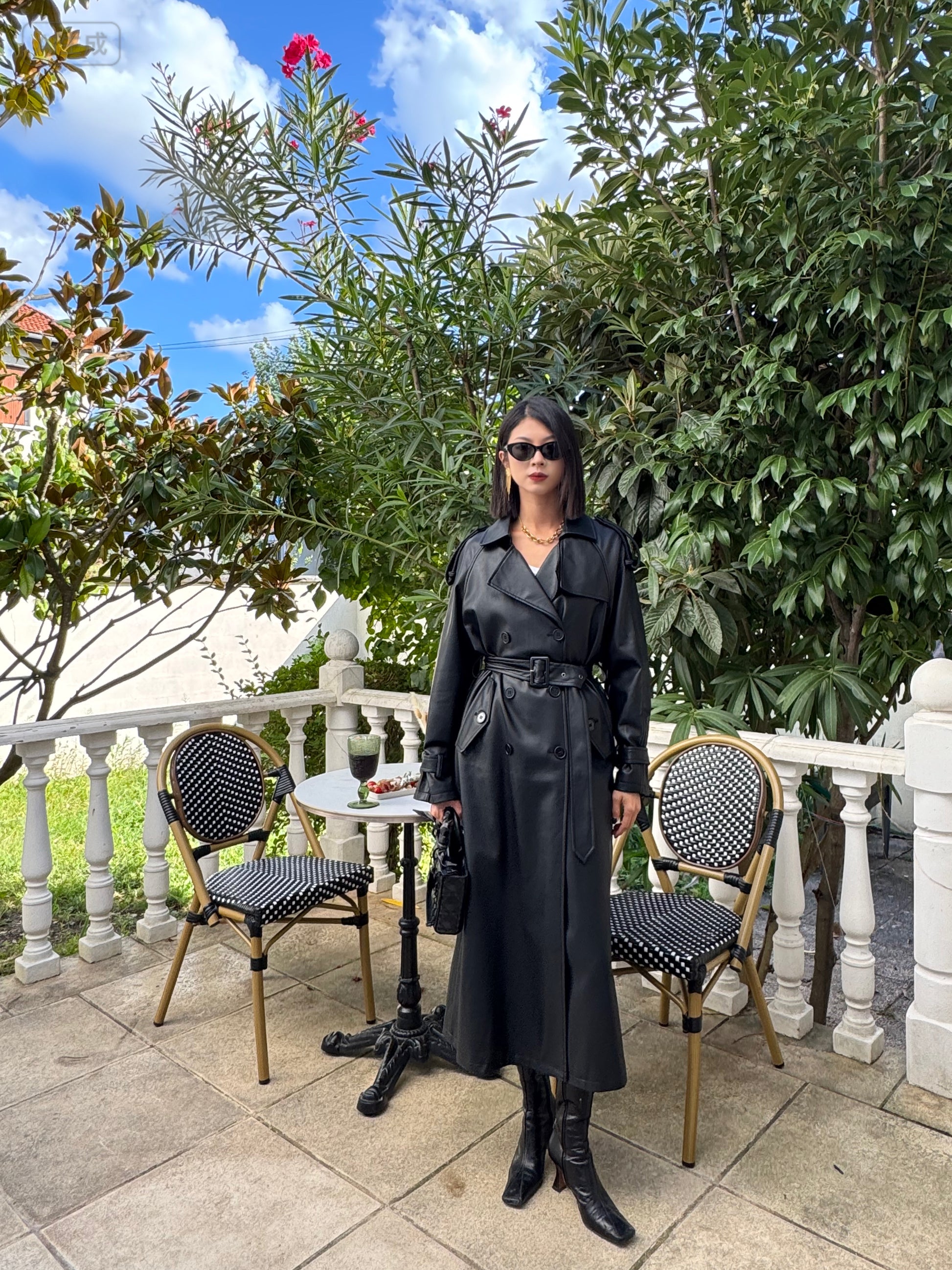 Trench noir en alternative végane au cuir