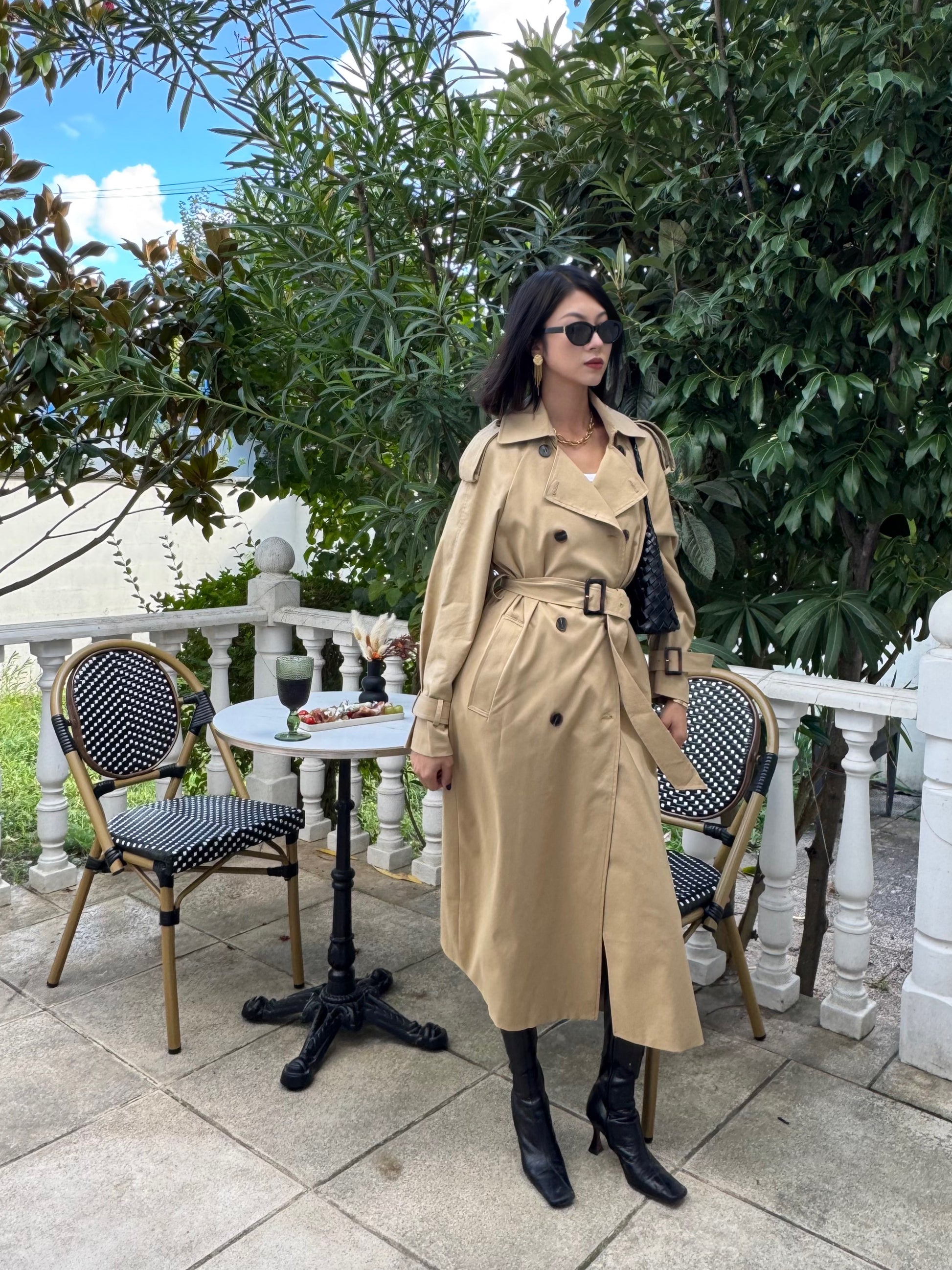 Trench classique beige double boutonnage et épaulettes