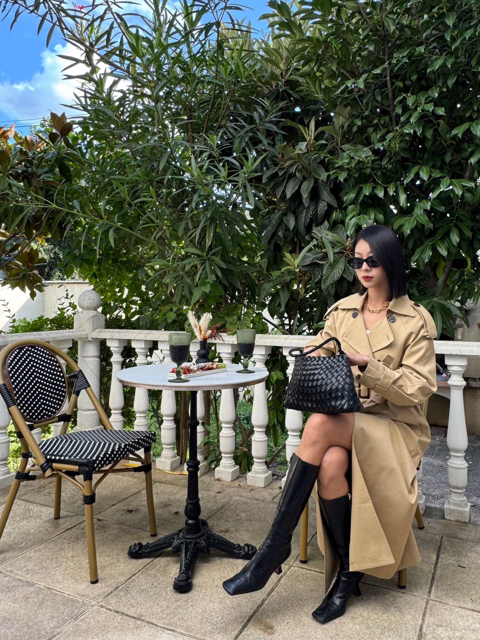 Trench classique beige double boutonnage et épaulettes