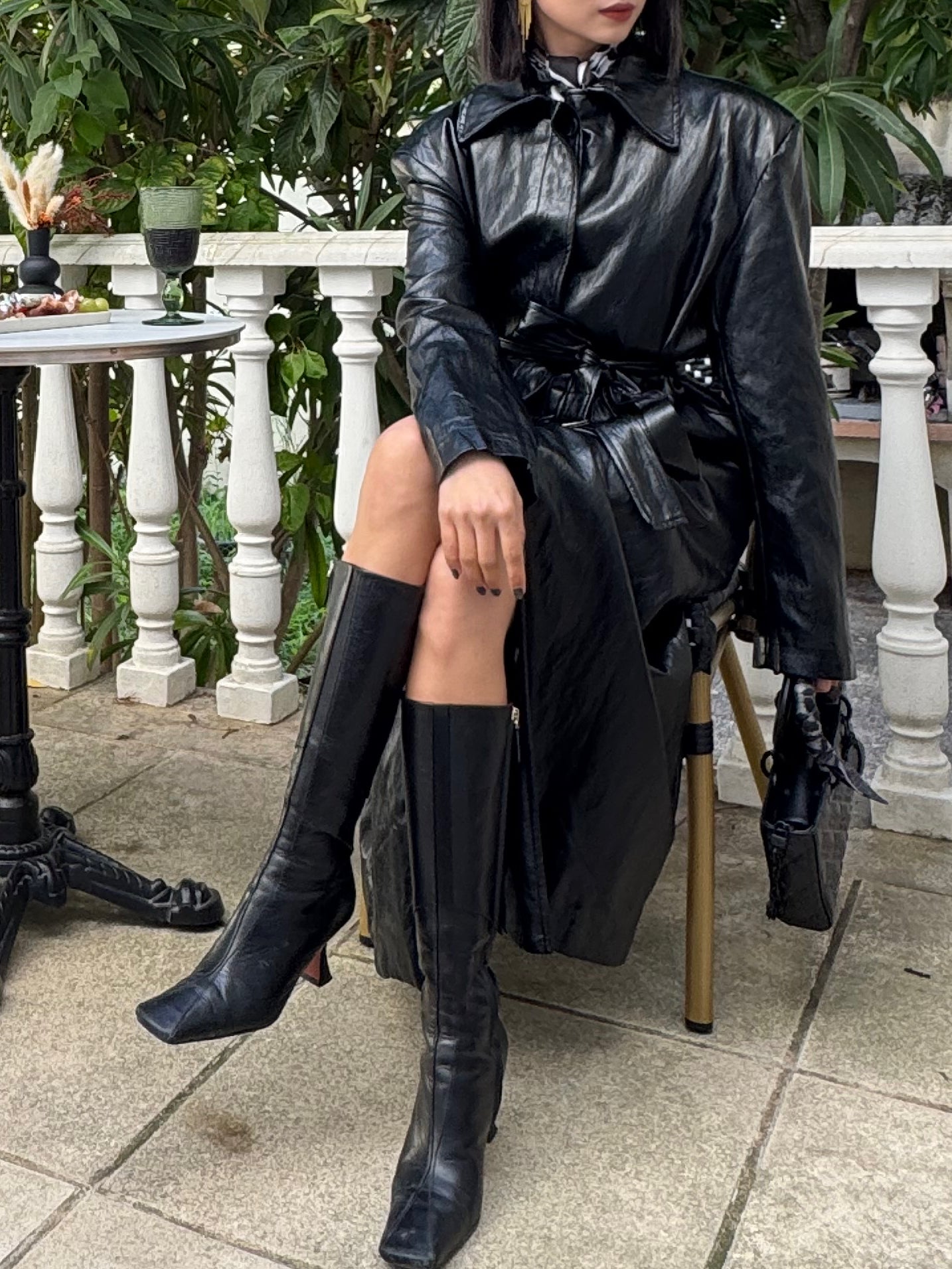 Trench en similicuir noir effet vintage brillant