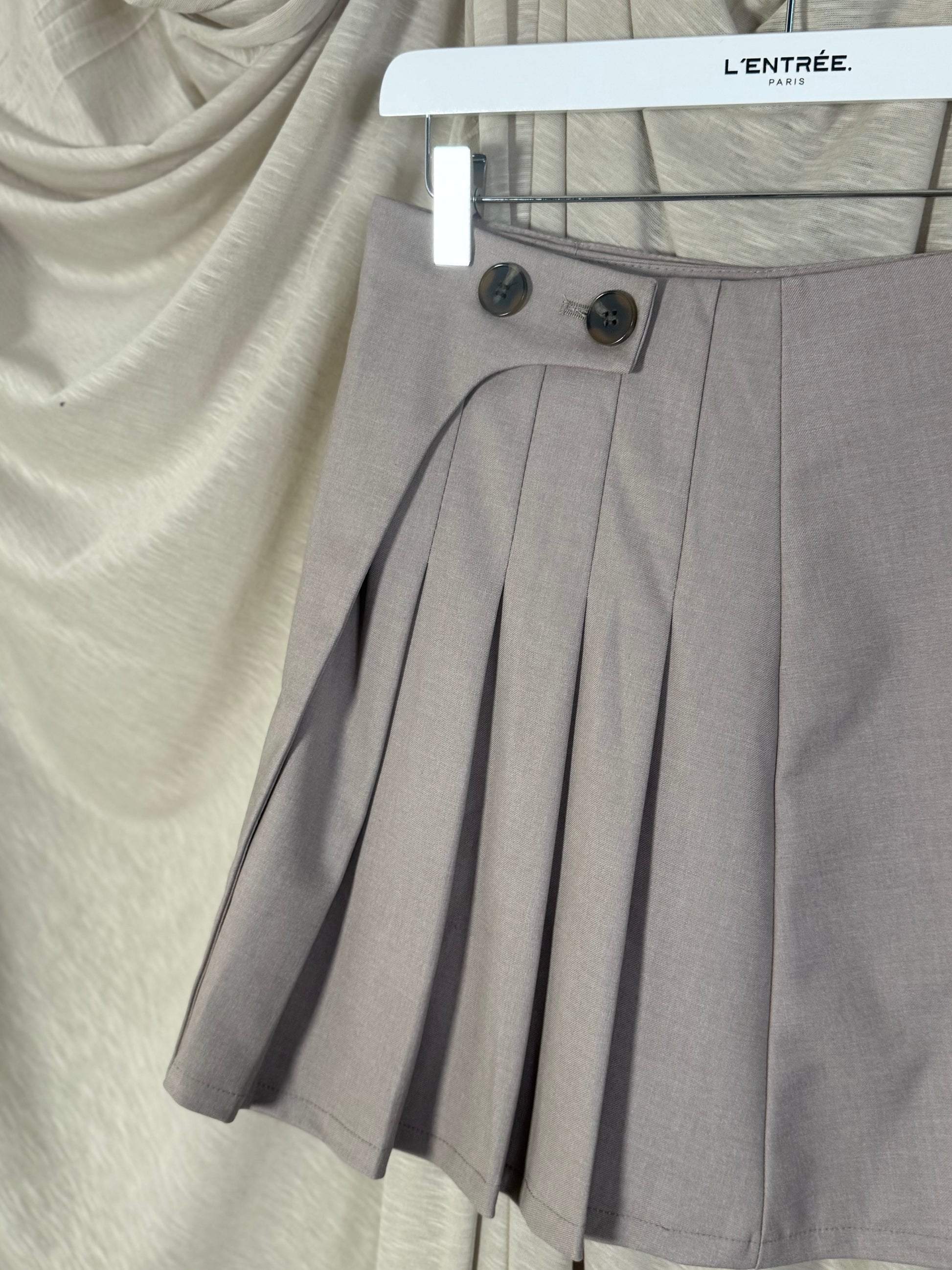 Jupe grise plissée avec sous-short intégré