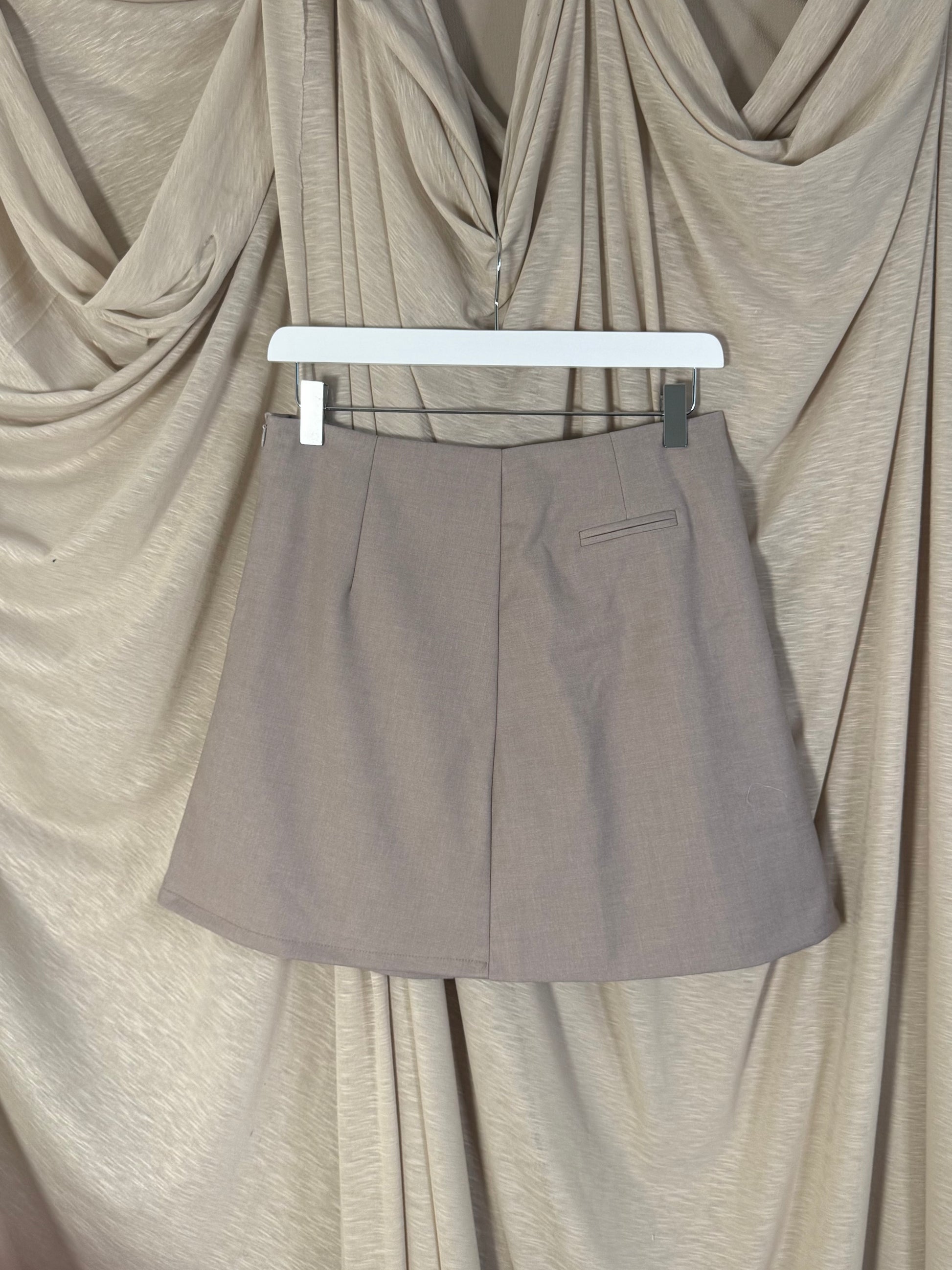 Jupe grise plissée avec sous-short intégré