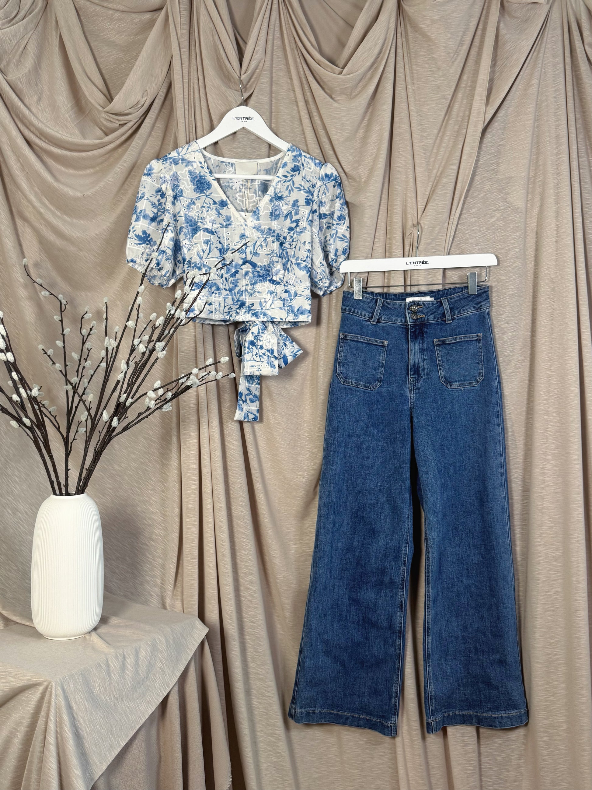 Jean évasé en denim élavé avec double boutons