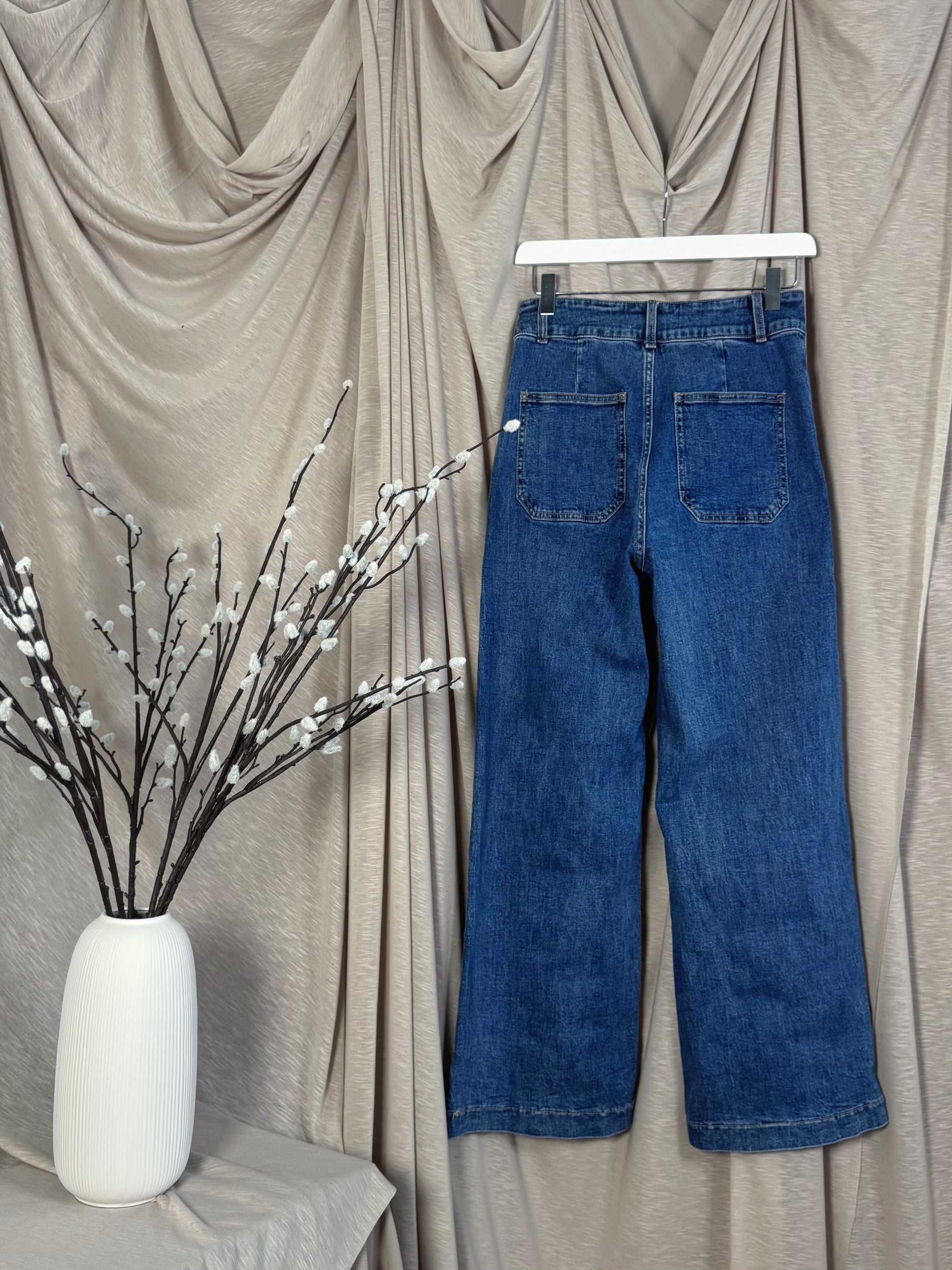 Jean évasé en denim élavé avec double boutons