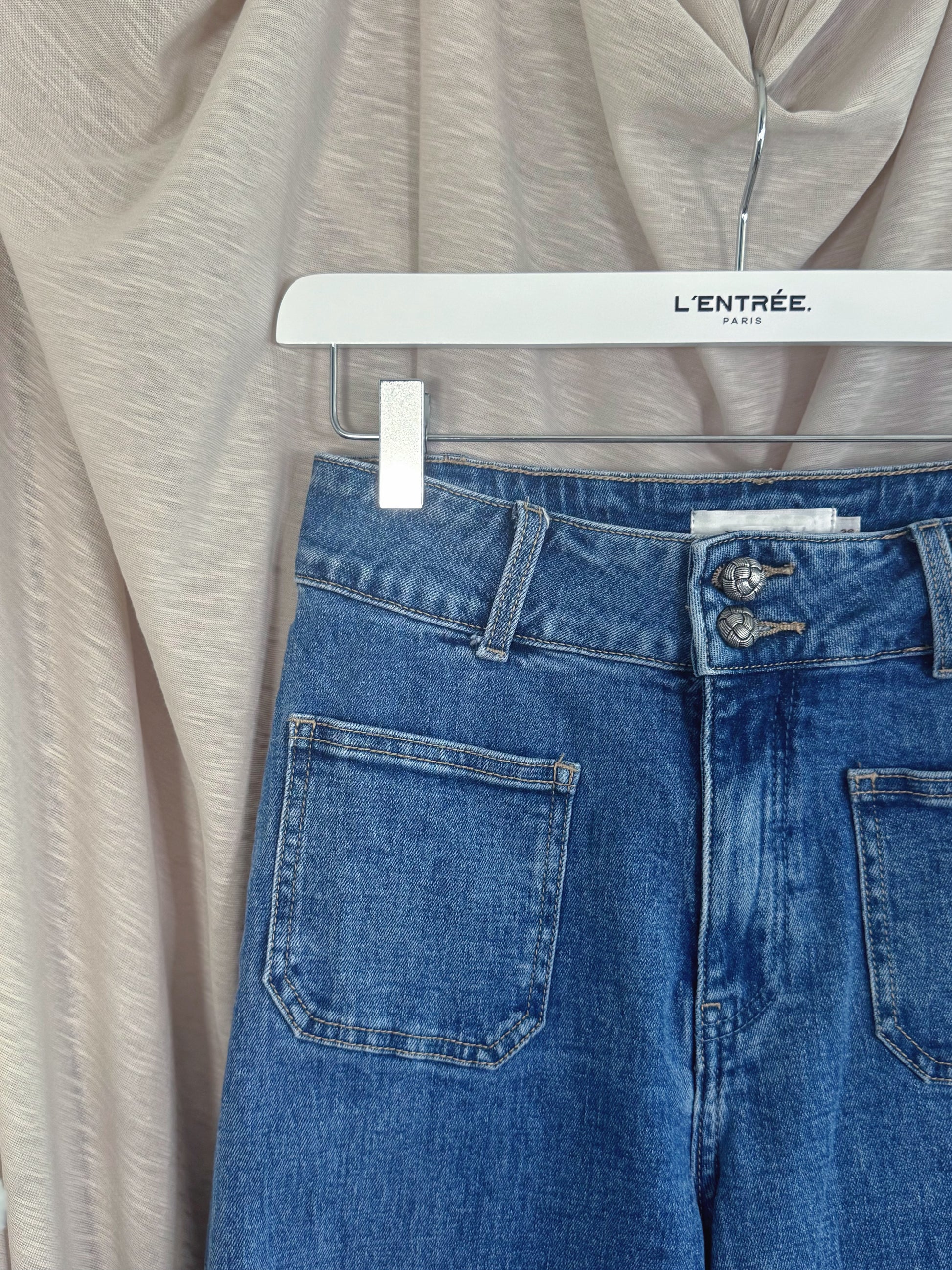 Jean évasé en denim élavé avec double boutons