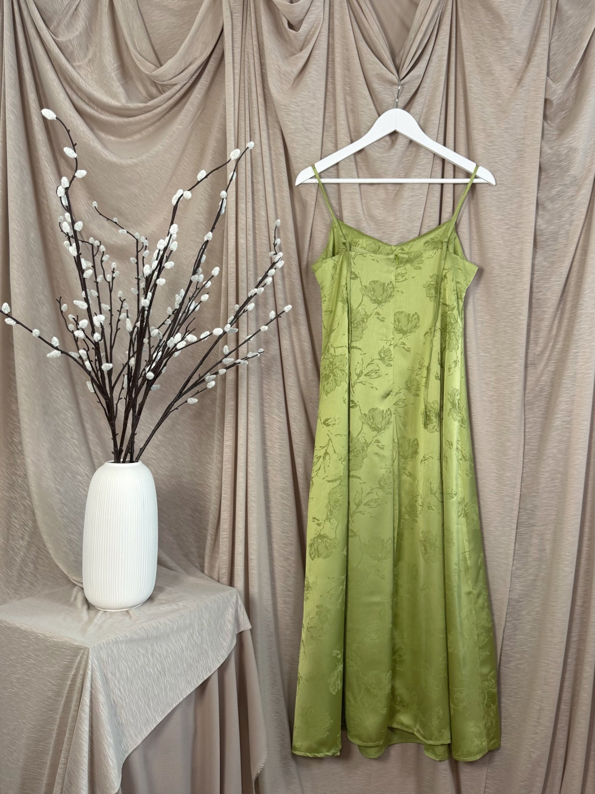 Robe satinée fleurie à bretelles