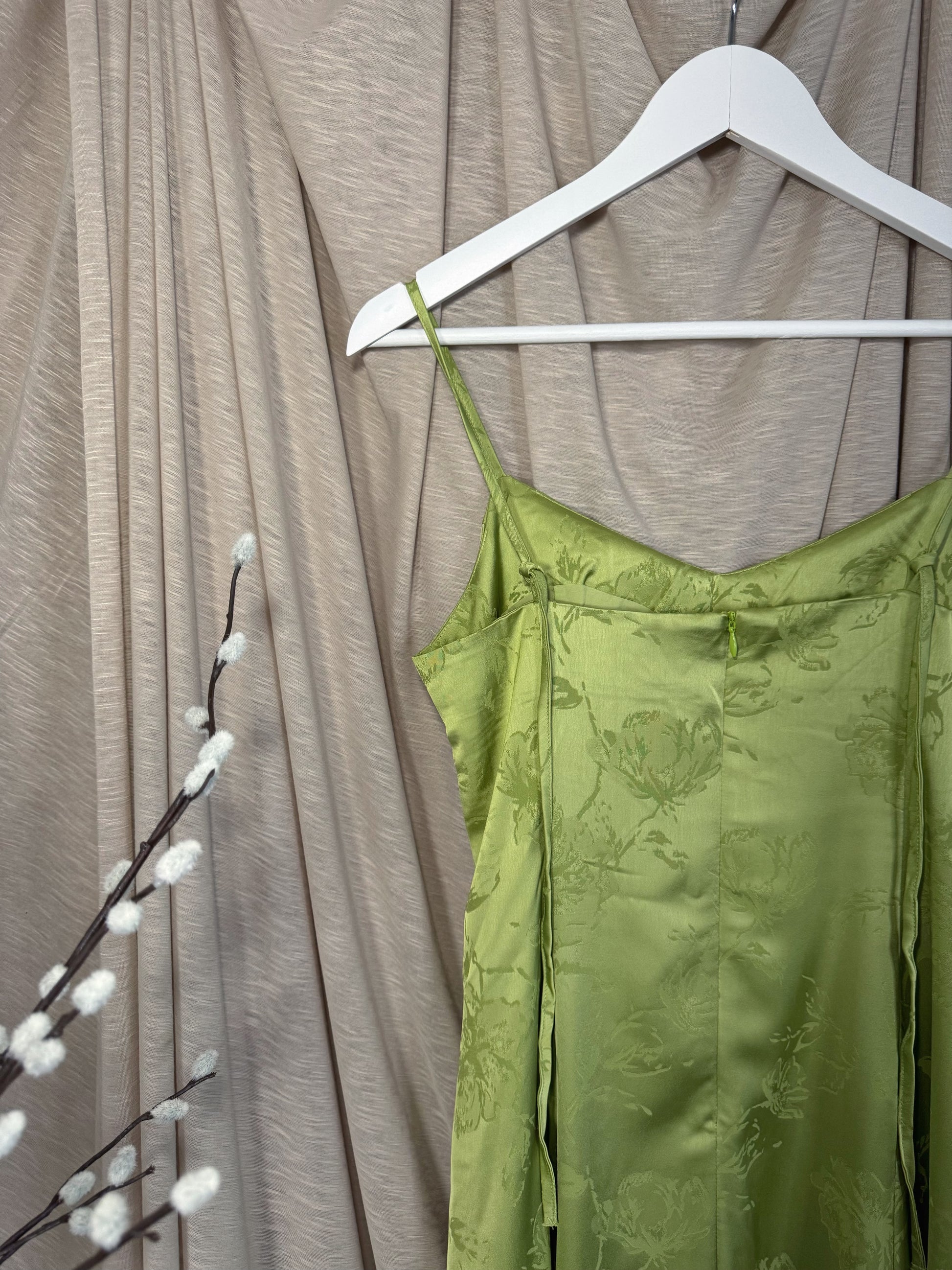 Robe satinée fleurie à bretelles