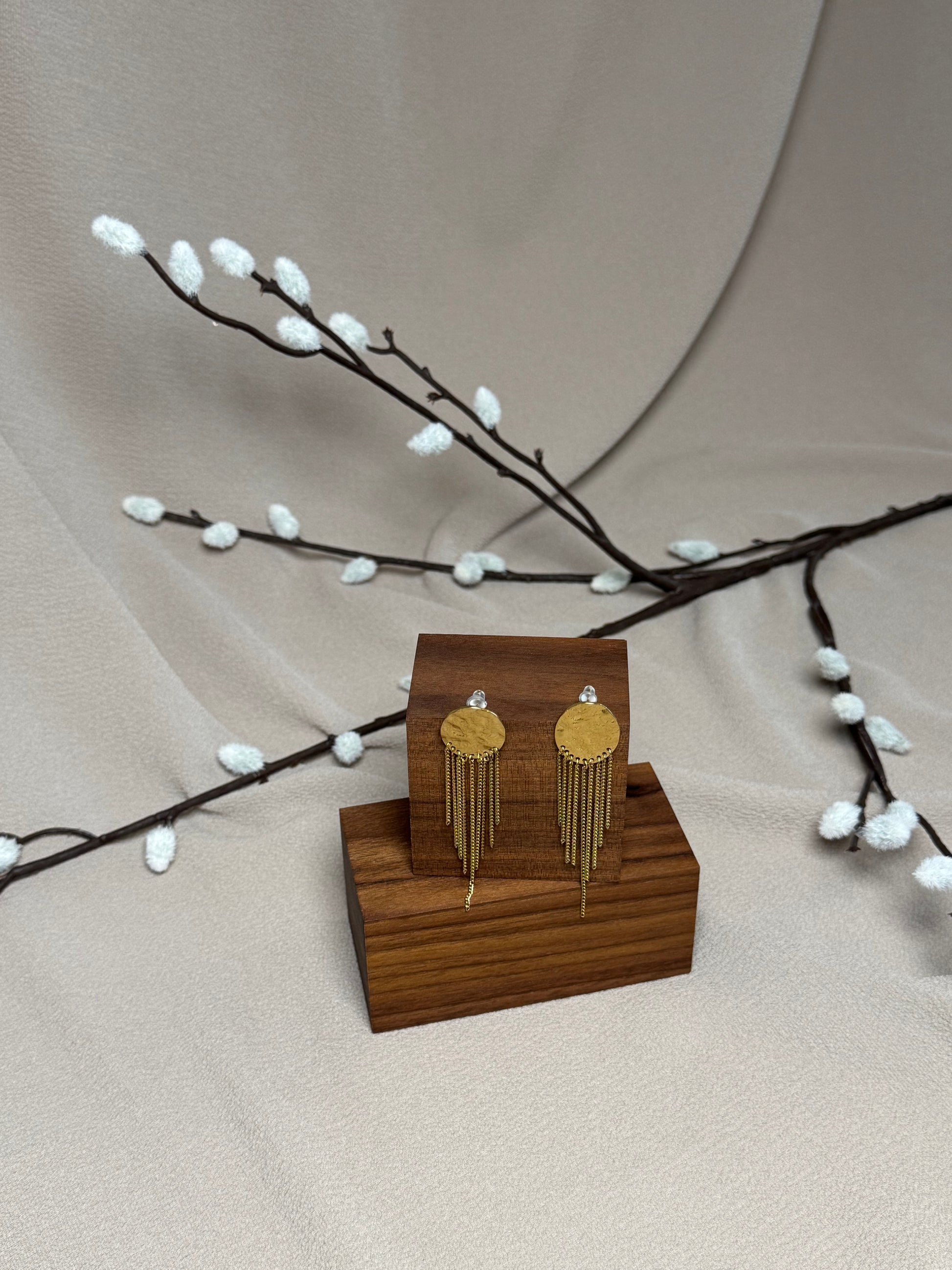 Boucle d’oreilles avec chaines fantaisies.