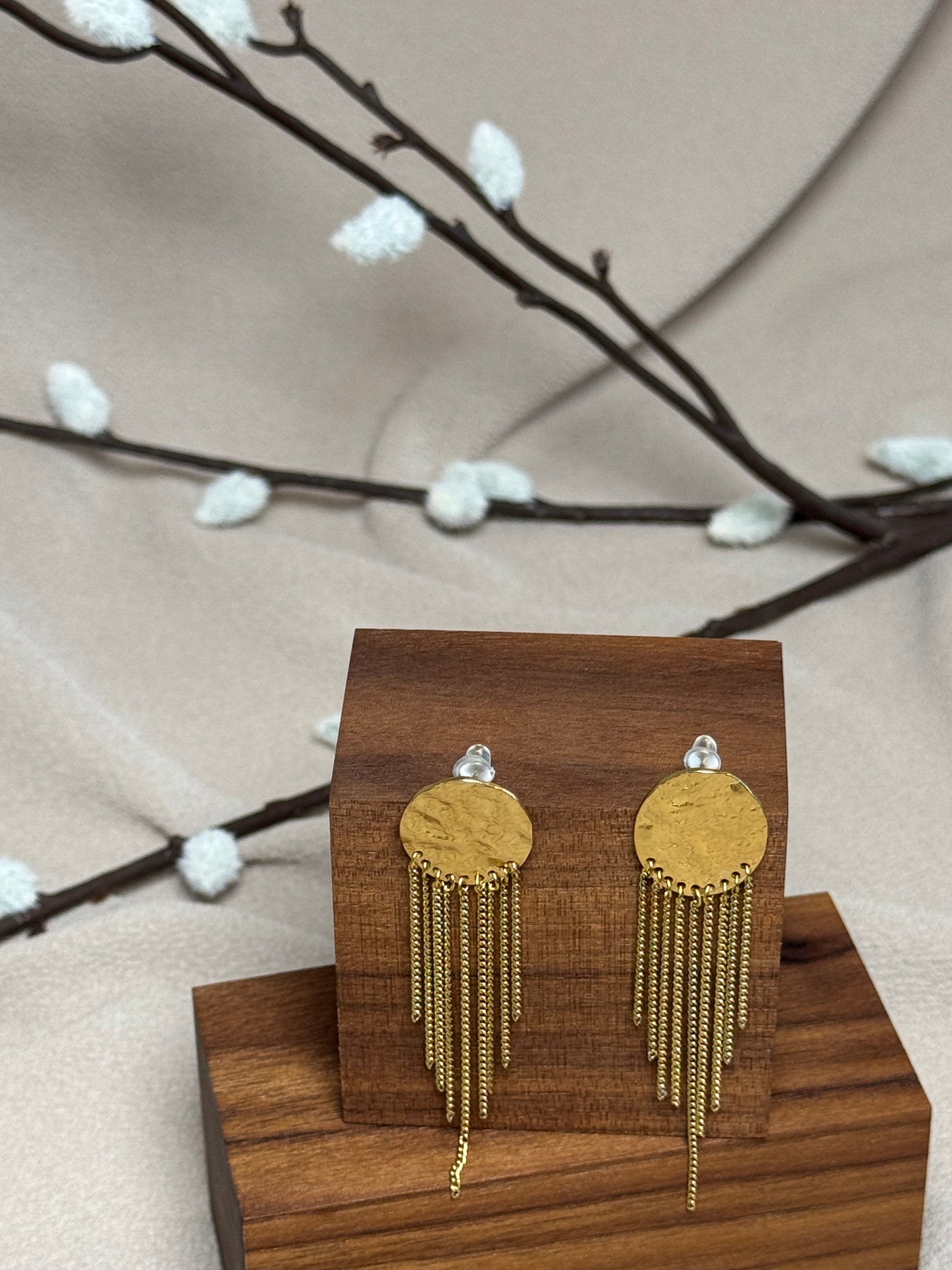 Boucle d’oreilles avec chaines fantaisies.