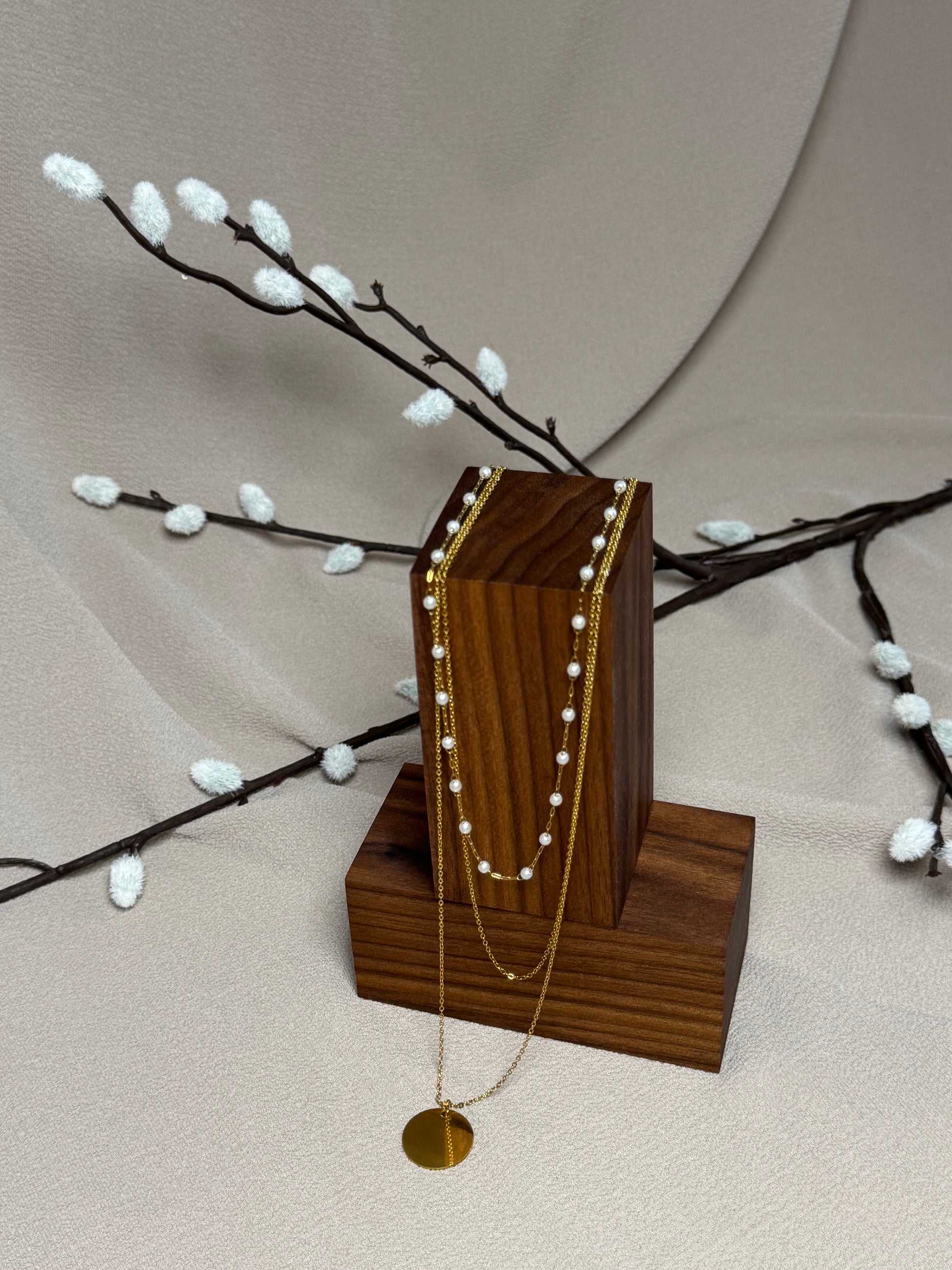 Collier triplé avec perles et médaillon