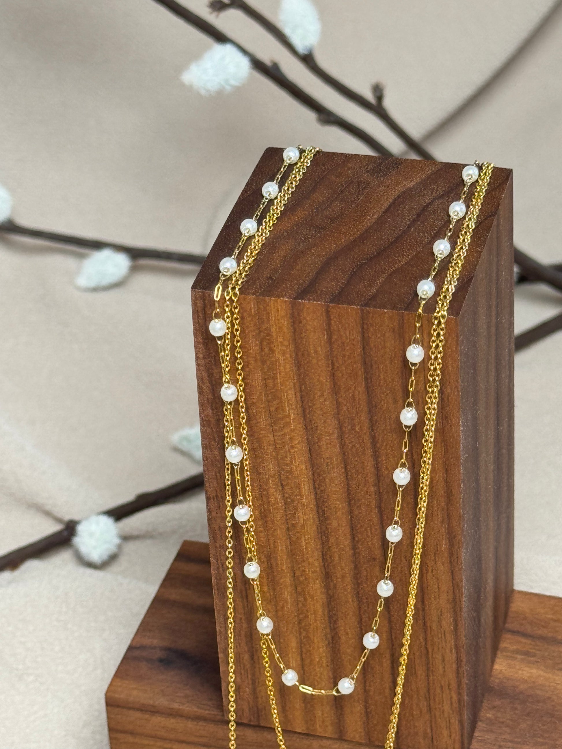 Collier triplé avec perles et médaillon