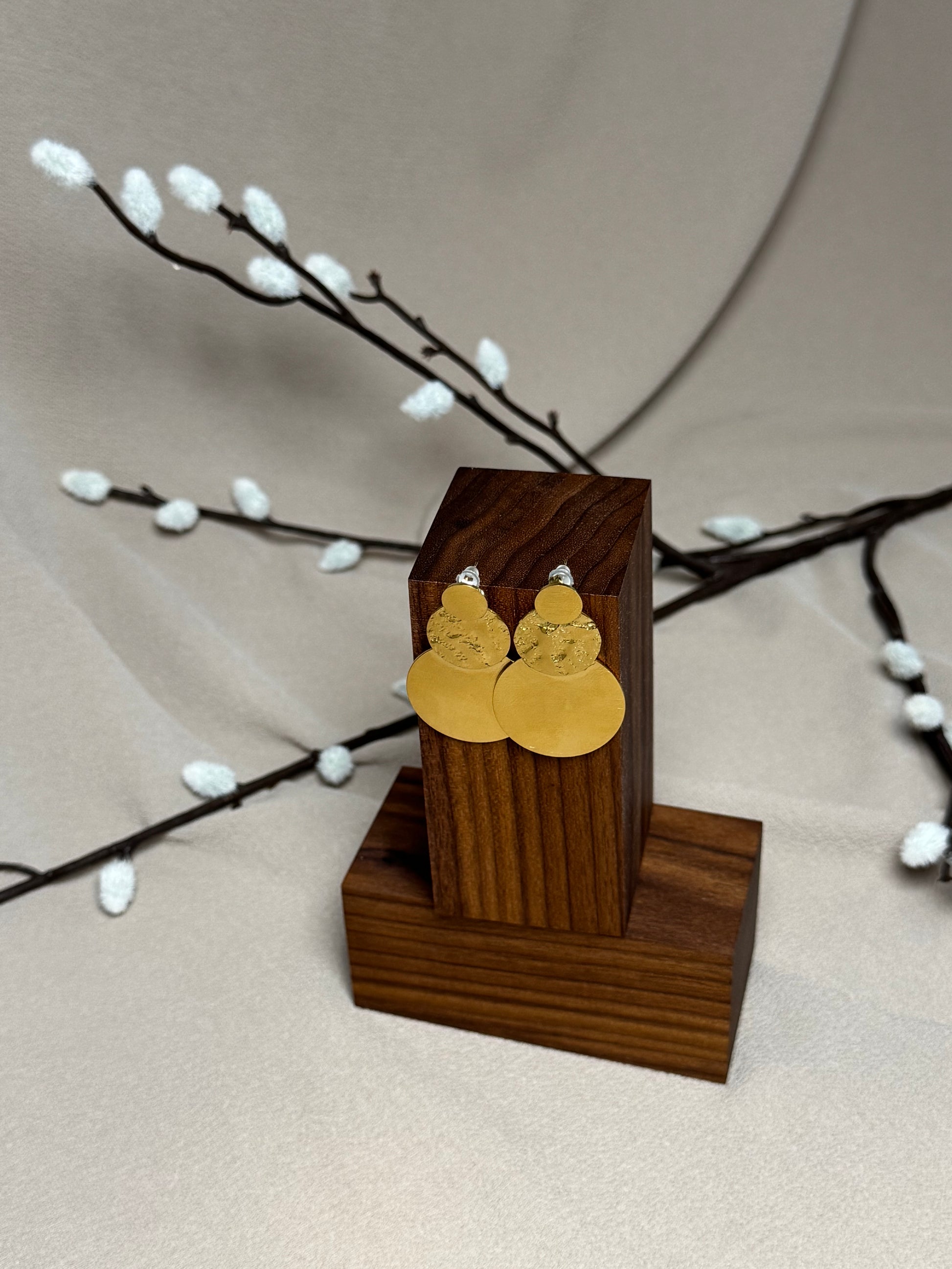 Boucles d’oreilles dorées à cercles martelés