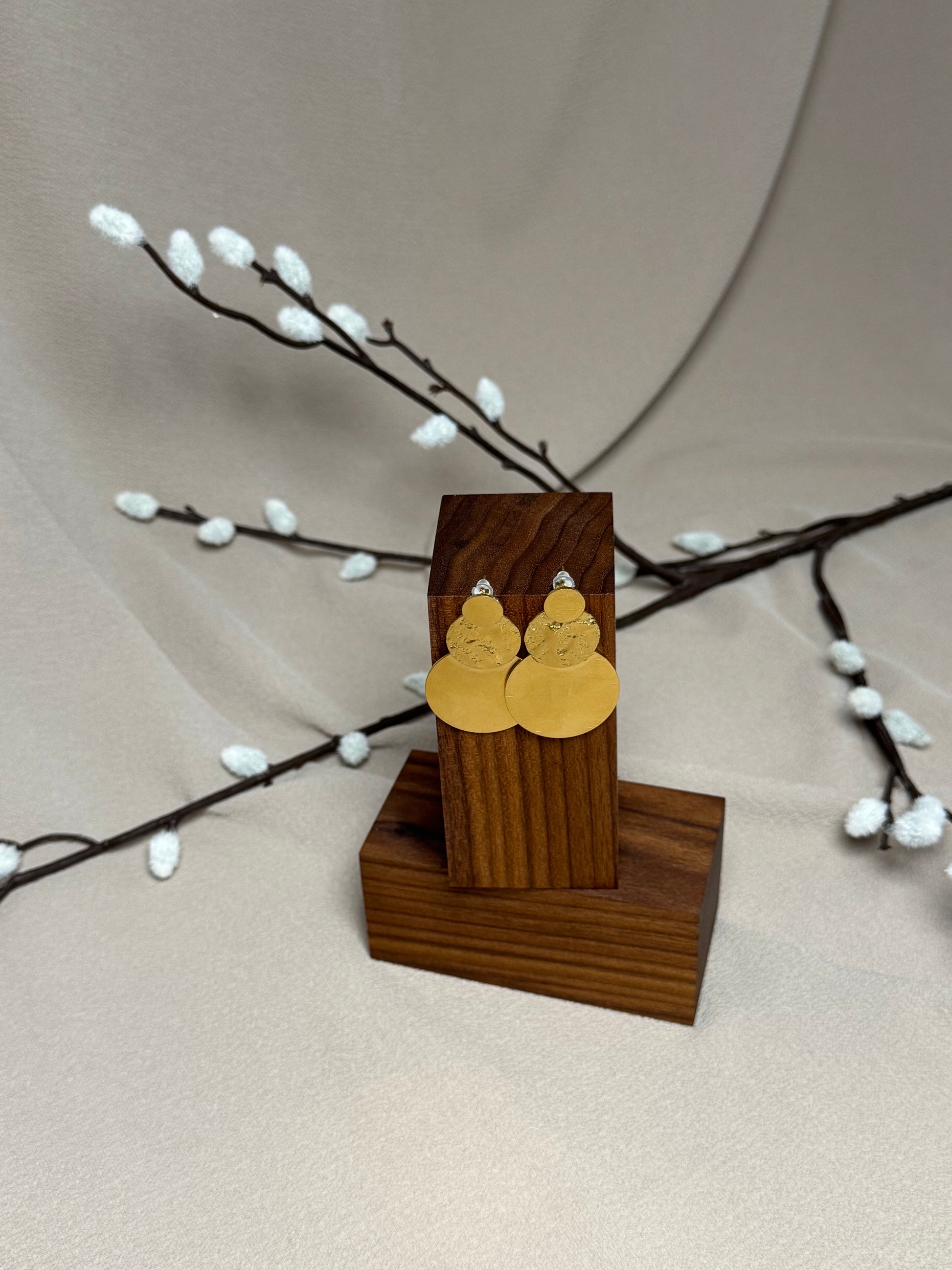 Boucles d’oreilles dorées à cercles martelés