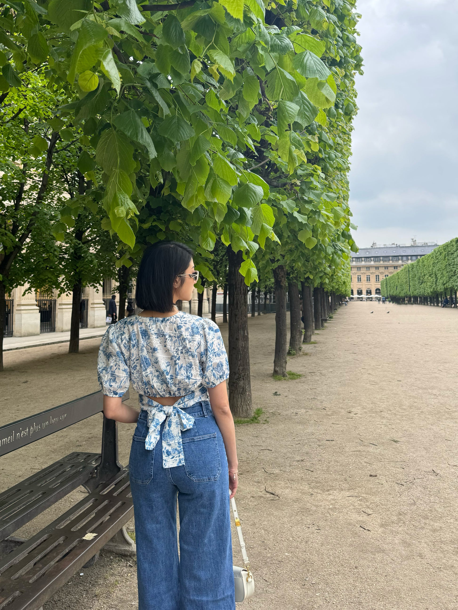 Jean évasé en denim élavé avec double boutons