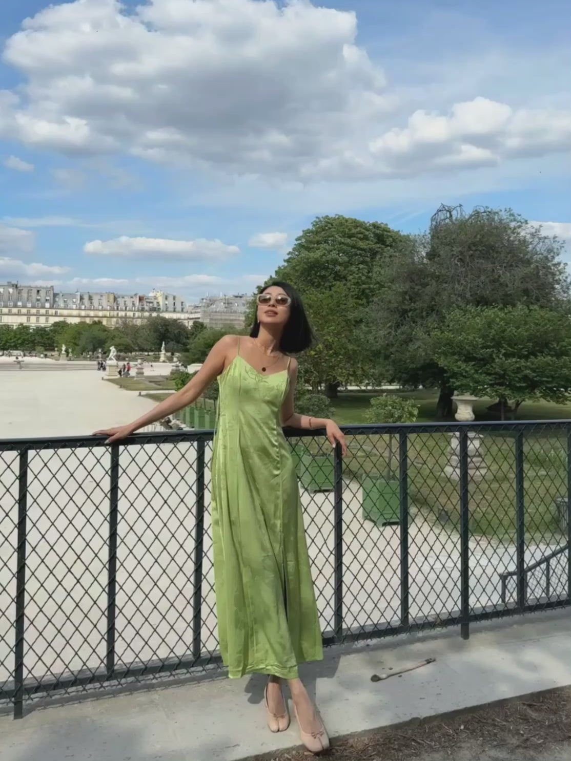 Robe satinée fleurie à bretelles