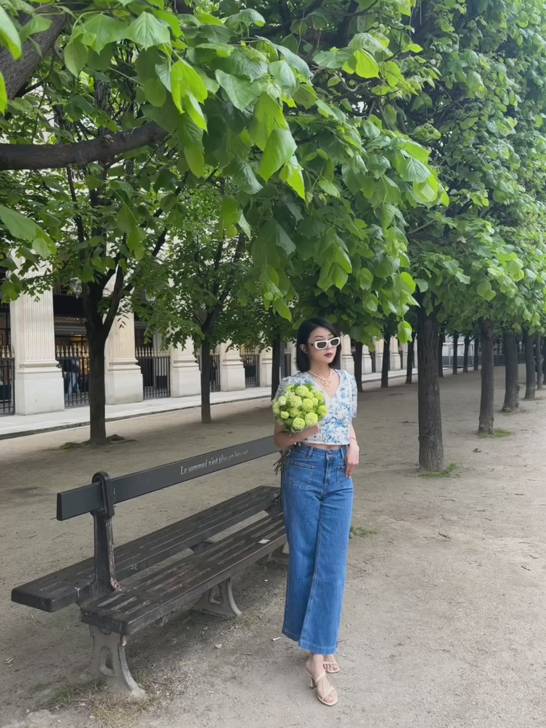 Jean évasé en denim élavé avec double boutons