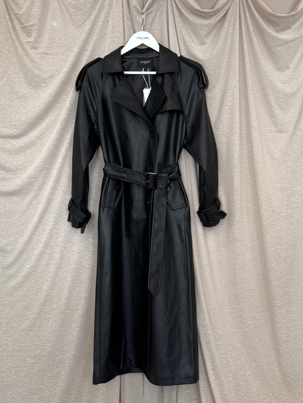 Trench noir en alternative végane au cuir