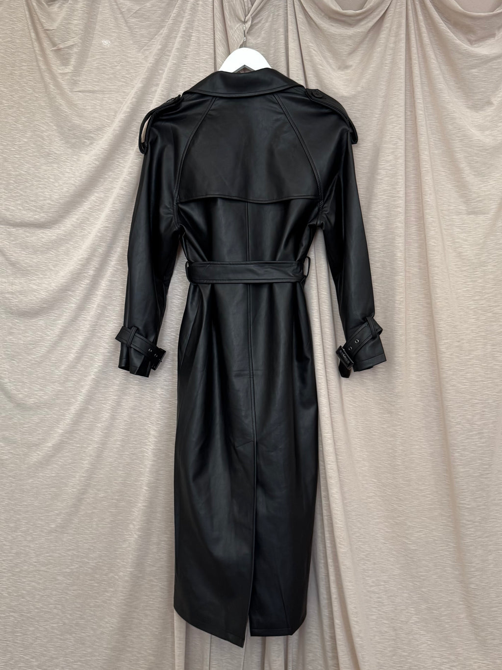 Trench noir en alternative végane au cuir