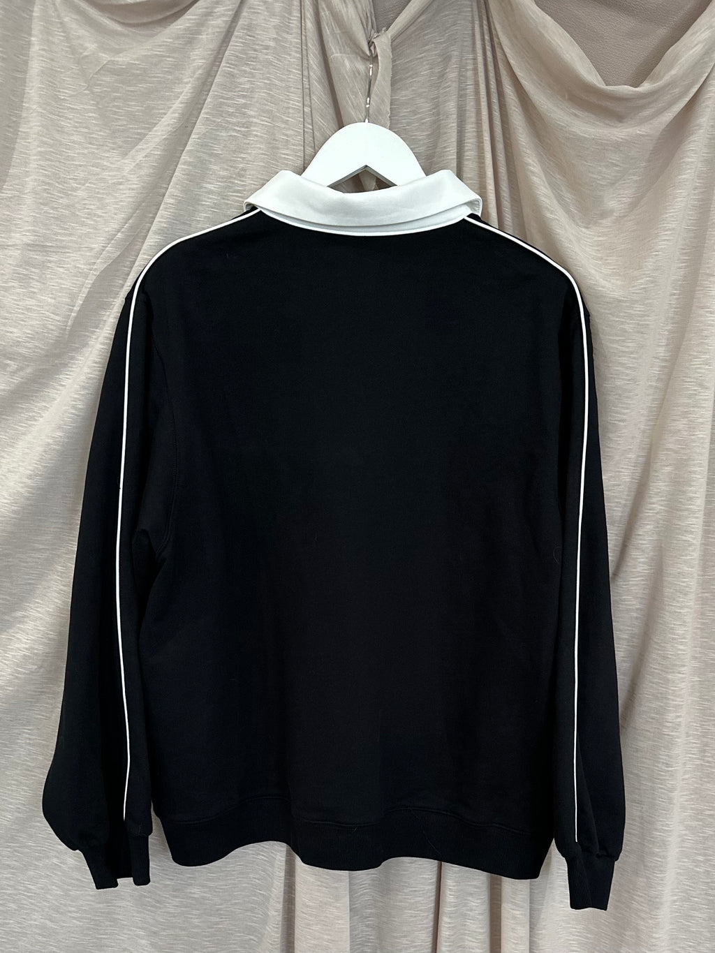 Sweat-shirt noir à col polo bicolore