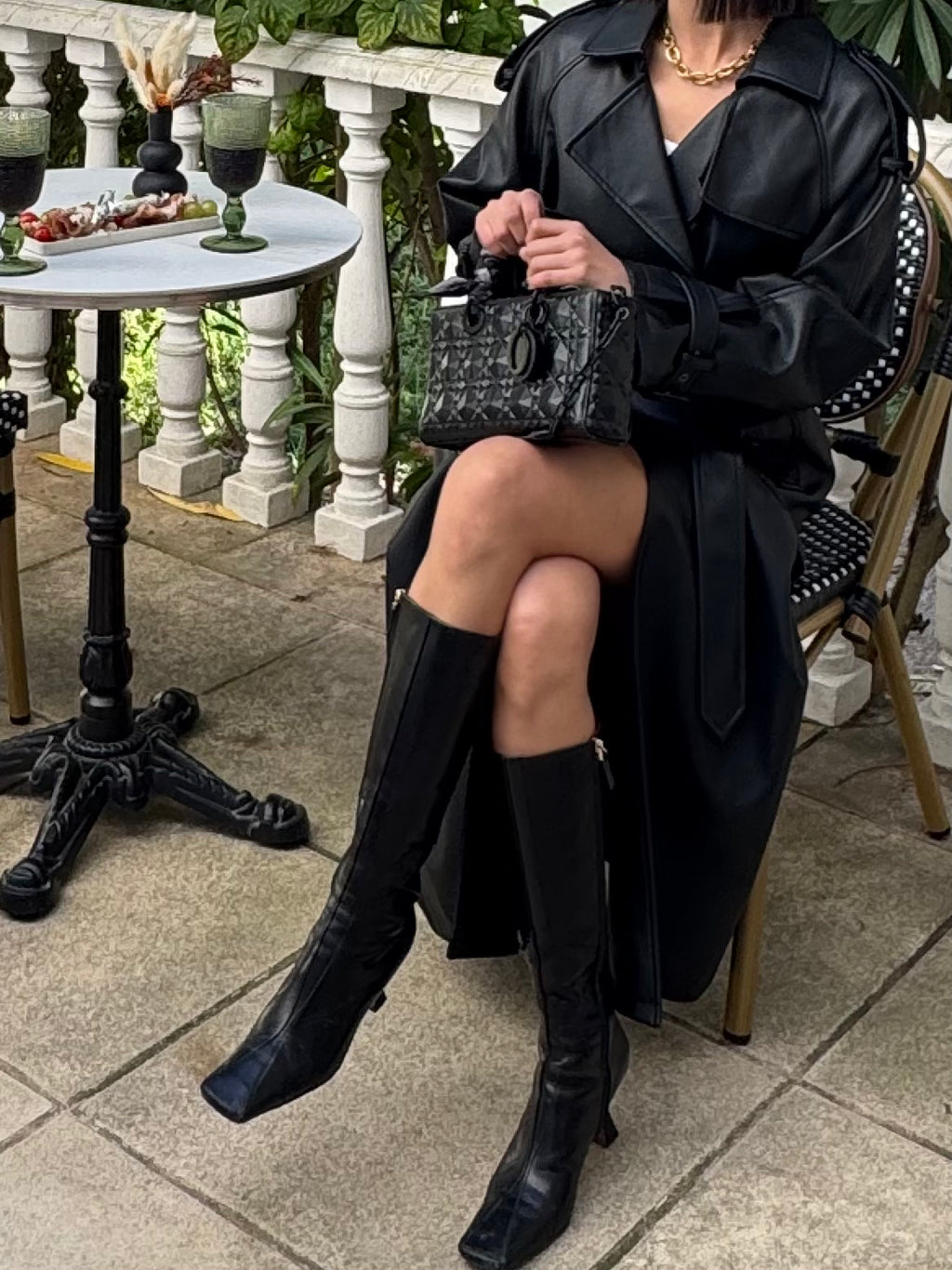 Trench noir en alternative végane au cuir