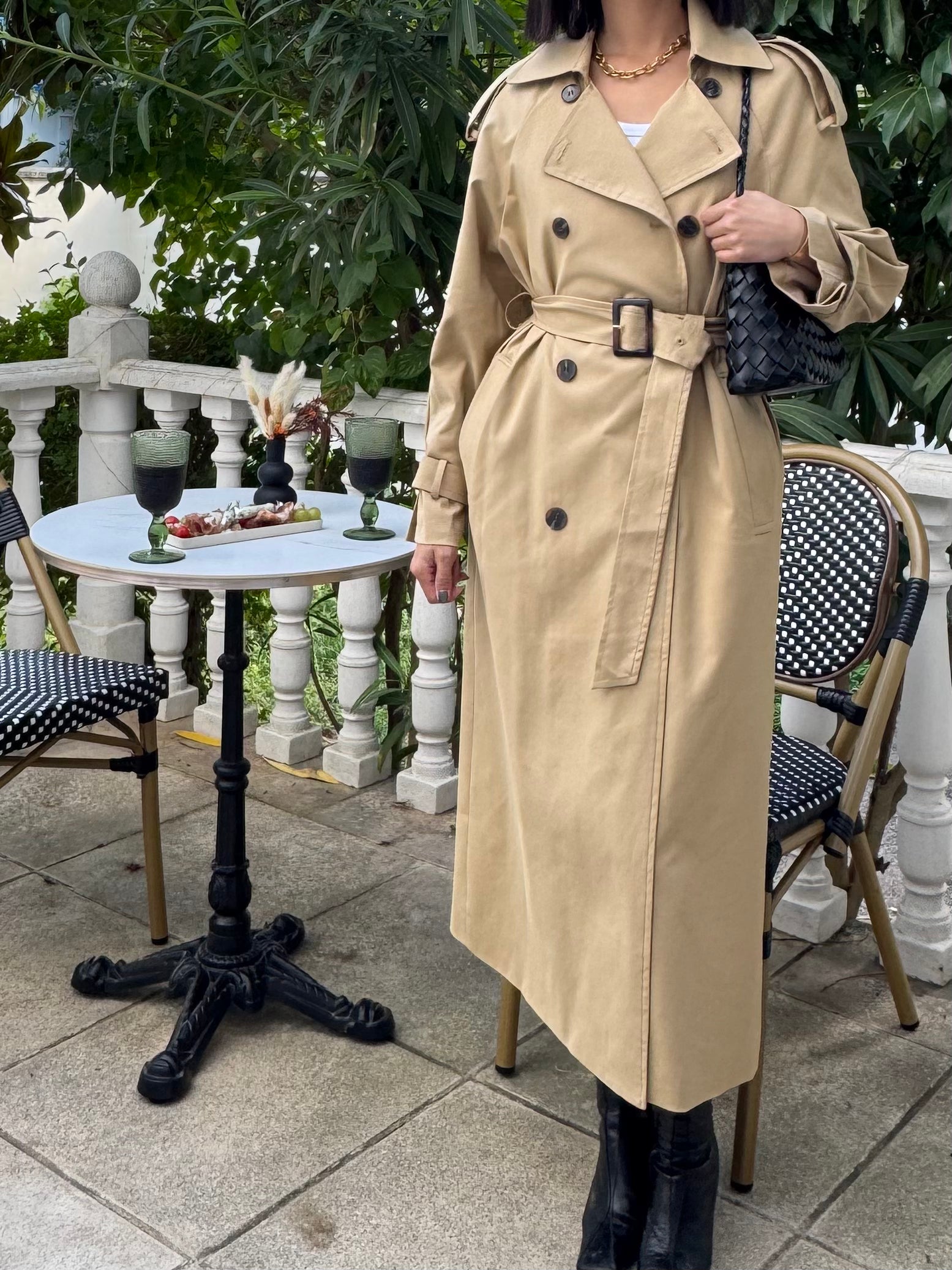 Trench classique beige double boutonnage et épaulettes