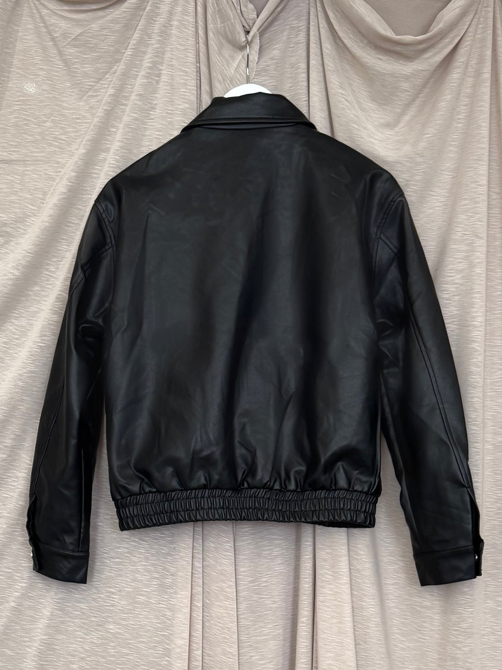 Veste courte en similicuir noir