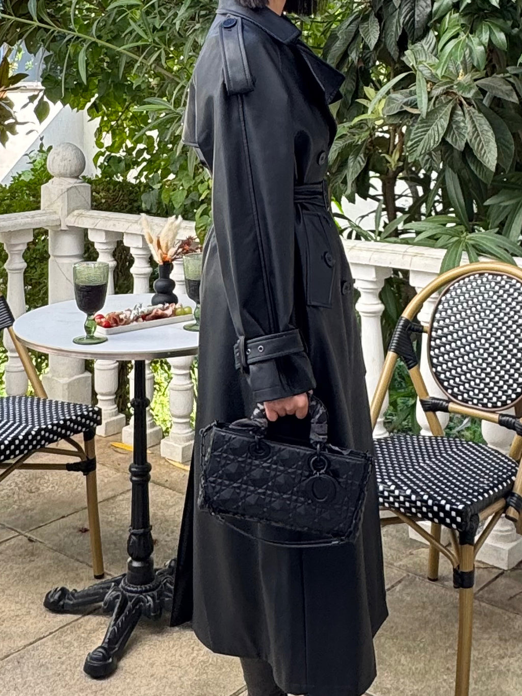 Trench noir en alternative végane au cuir