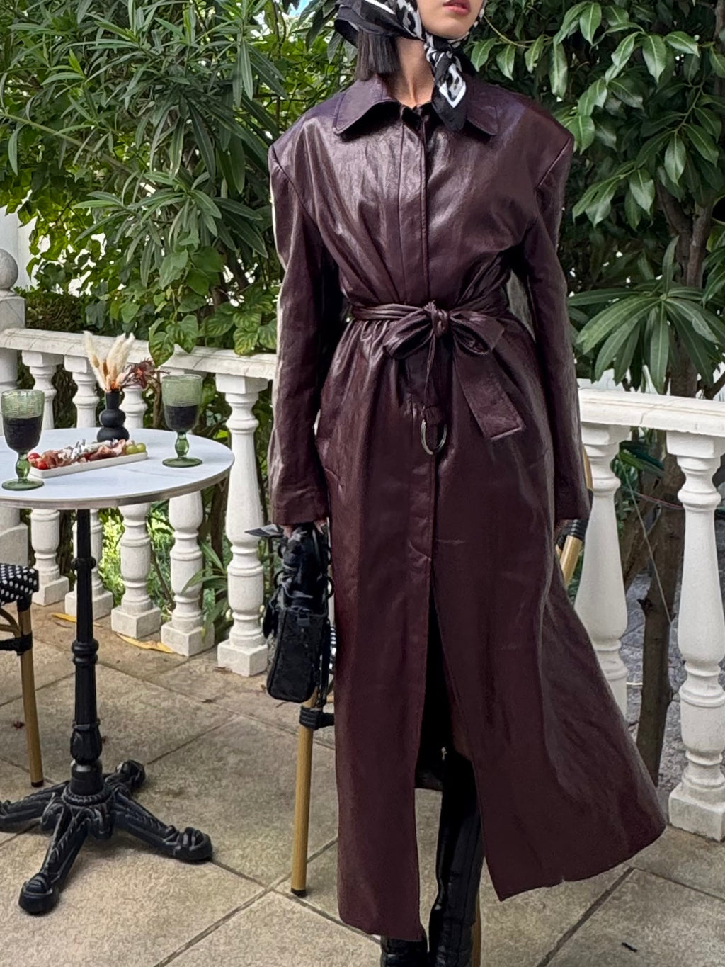 Trench en similicuir bordeaux effet vintage brillant