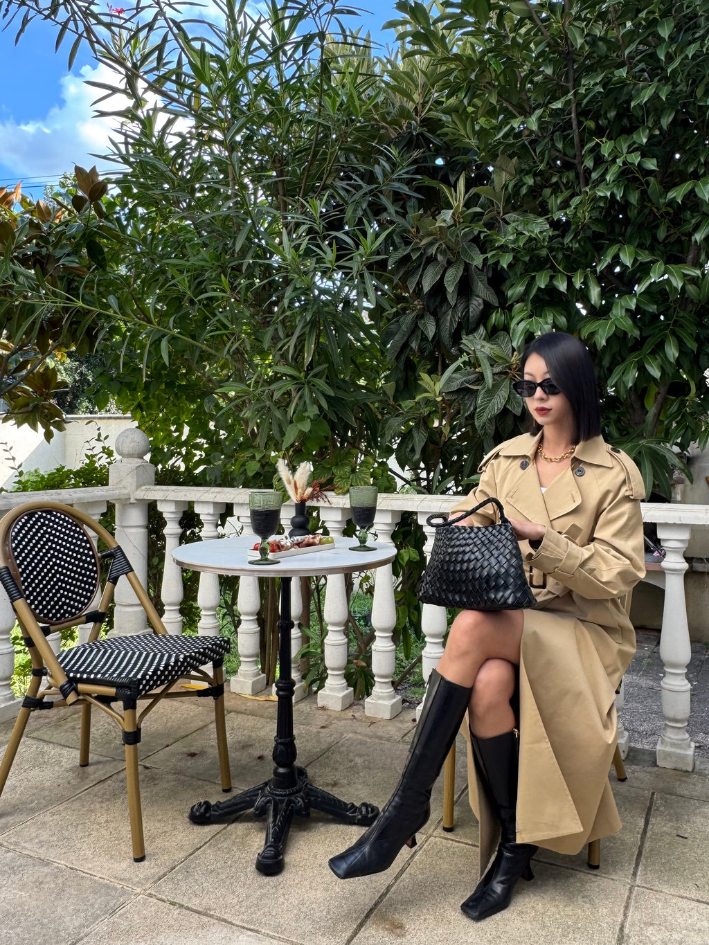 Trench classique beige double boutonnage et épaulettes