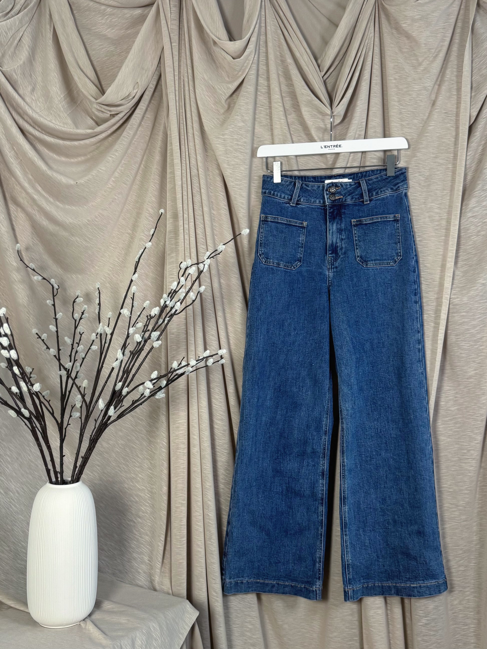 Jean évasé en denim élavé avec double boutons