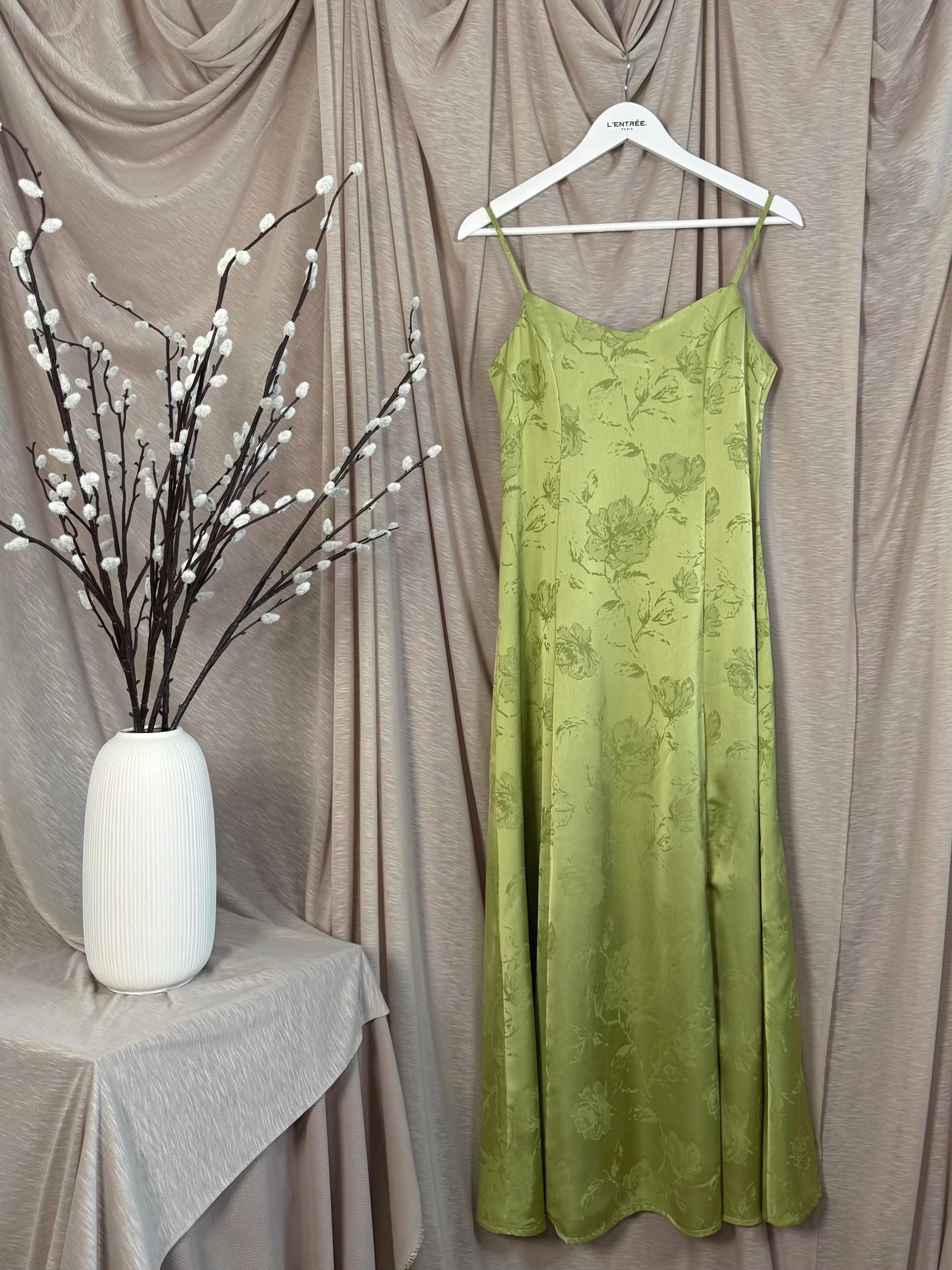 Robe satinée fleurie à bretelles