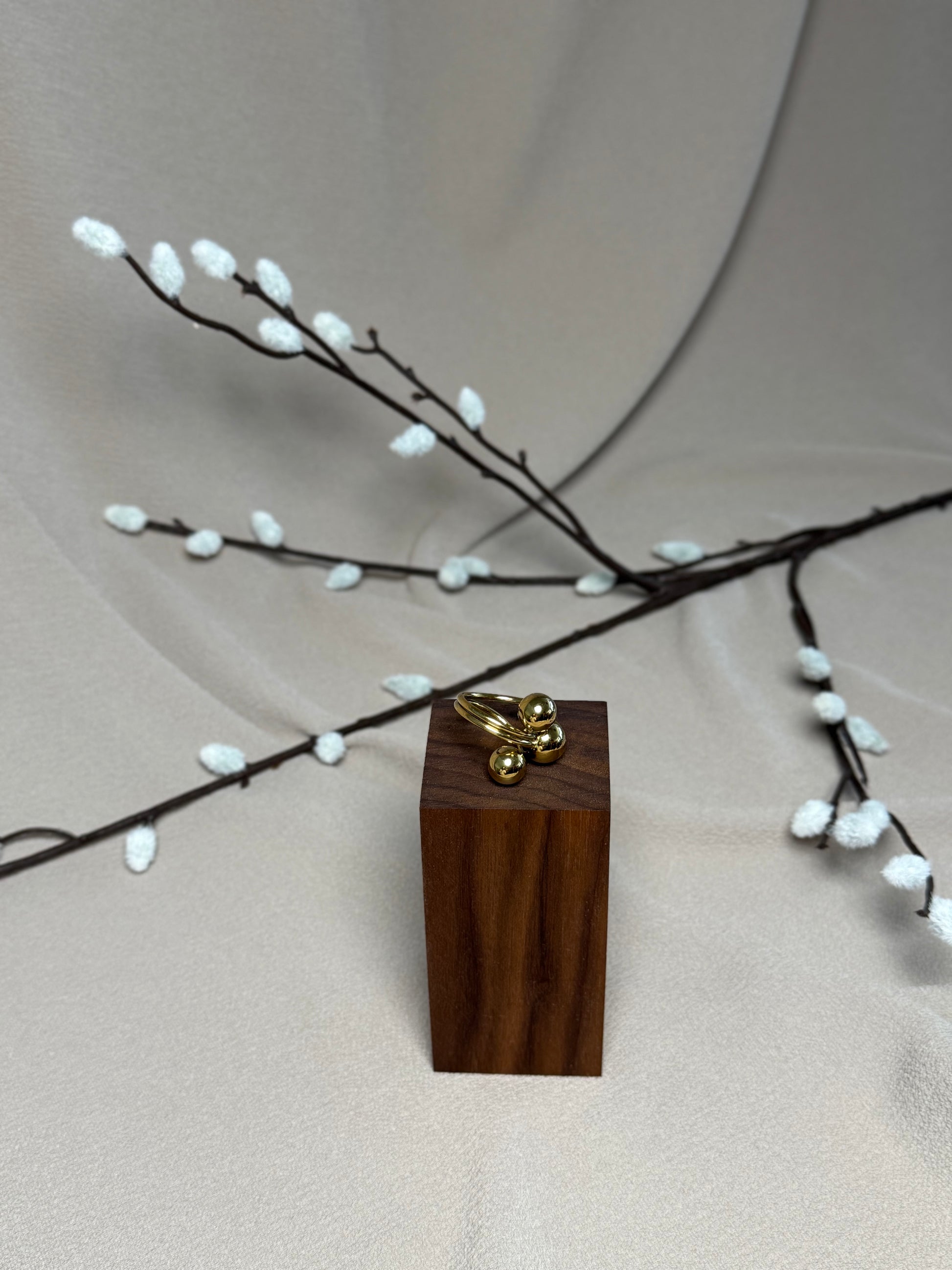 Bague atome moderne