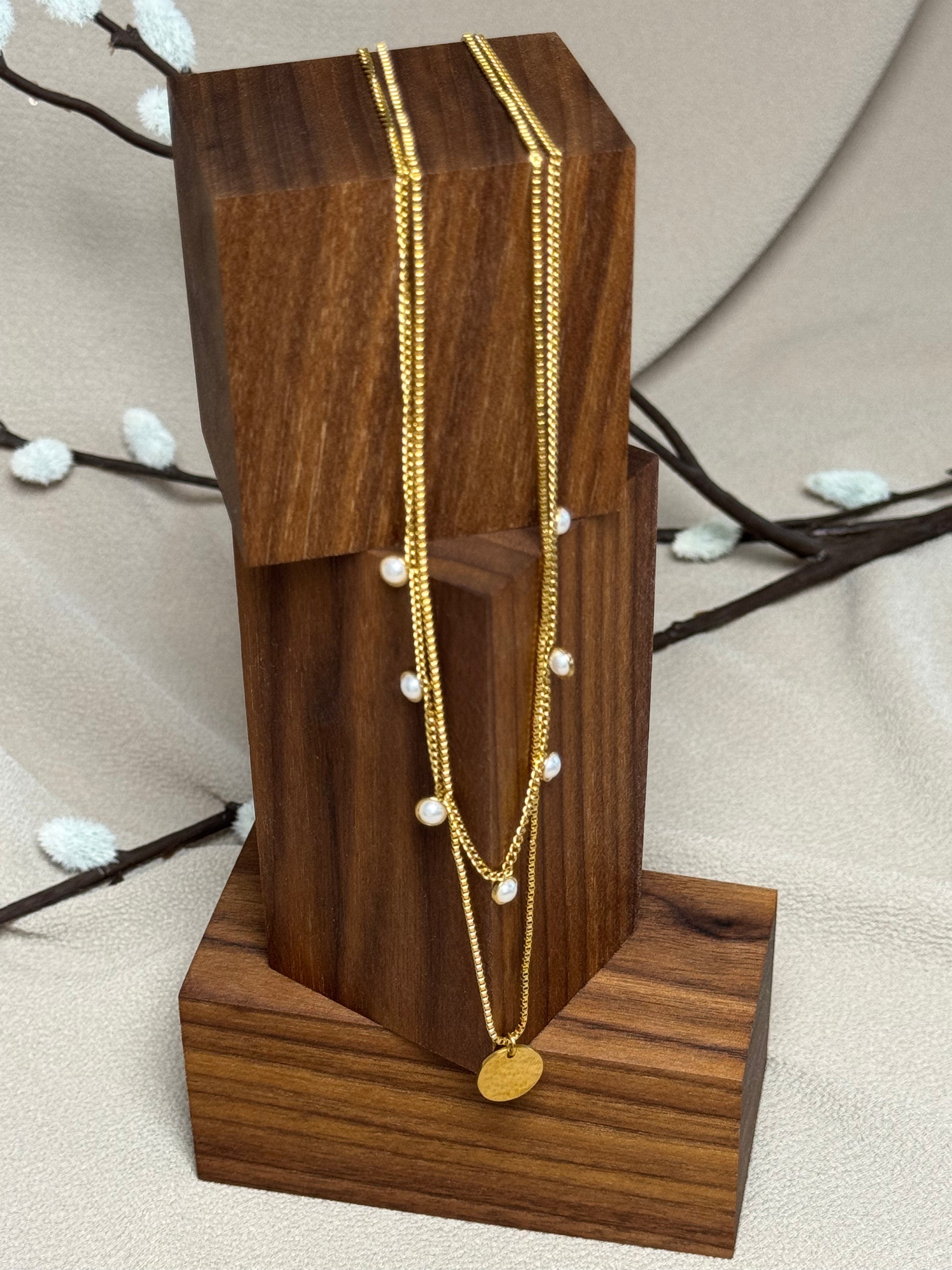 Collier doublé avec perle et médaillon