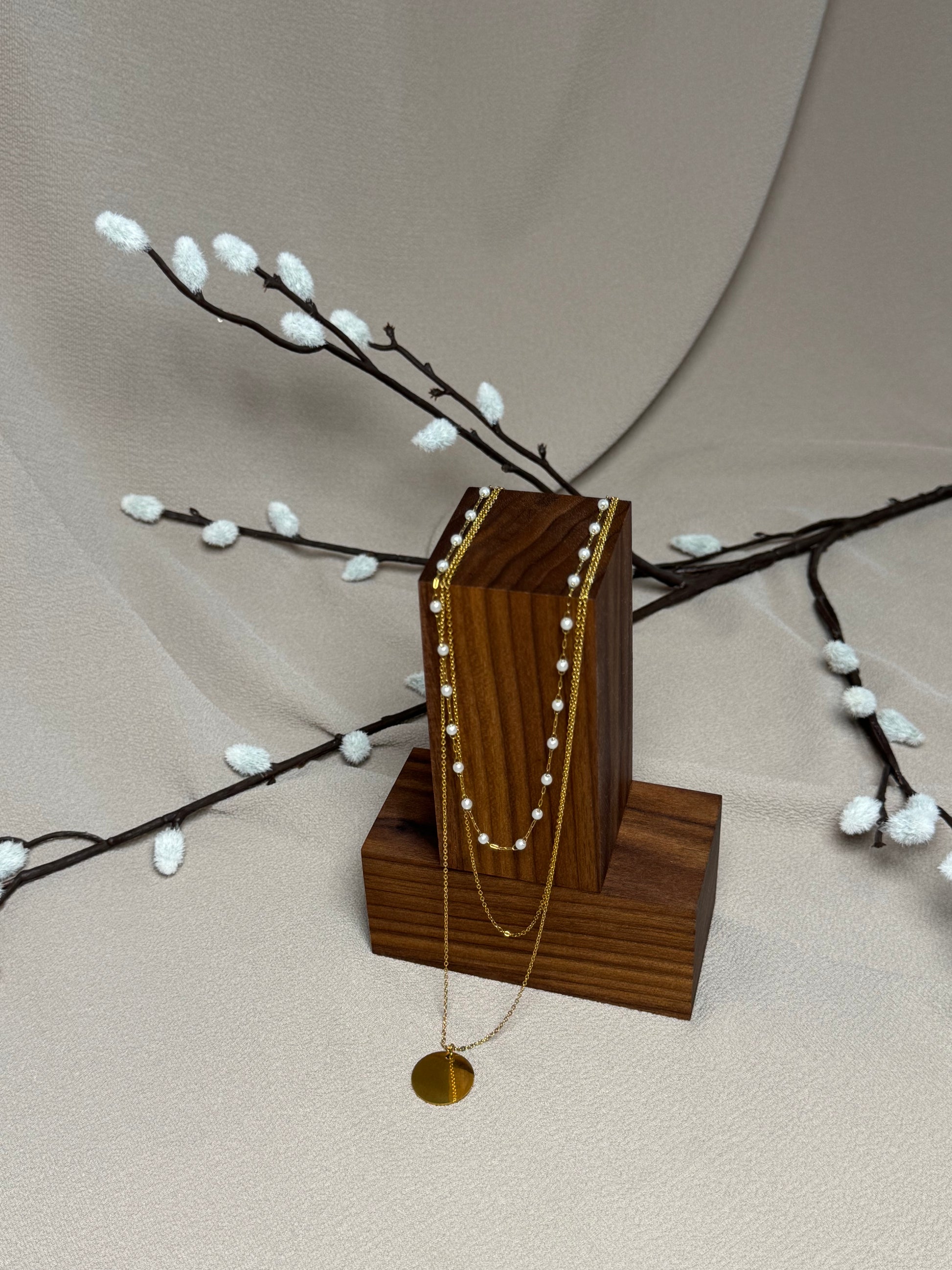 Collier triplé avec perles et médaillon