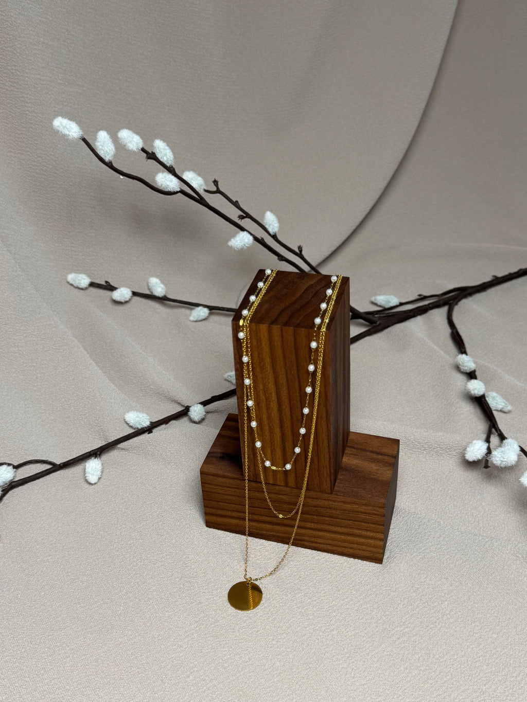 Collier triplé avec perles et médaillon