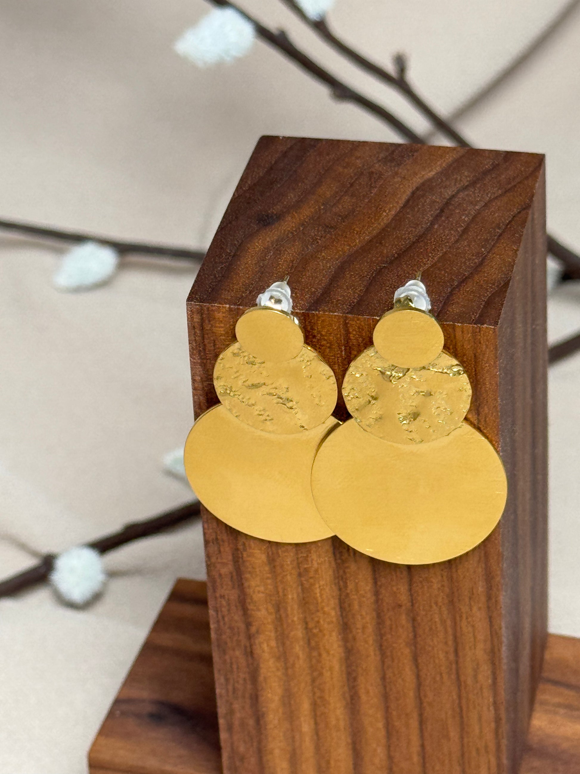 Boucles d’oreilles dorées à cercles martelés